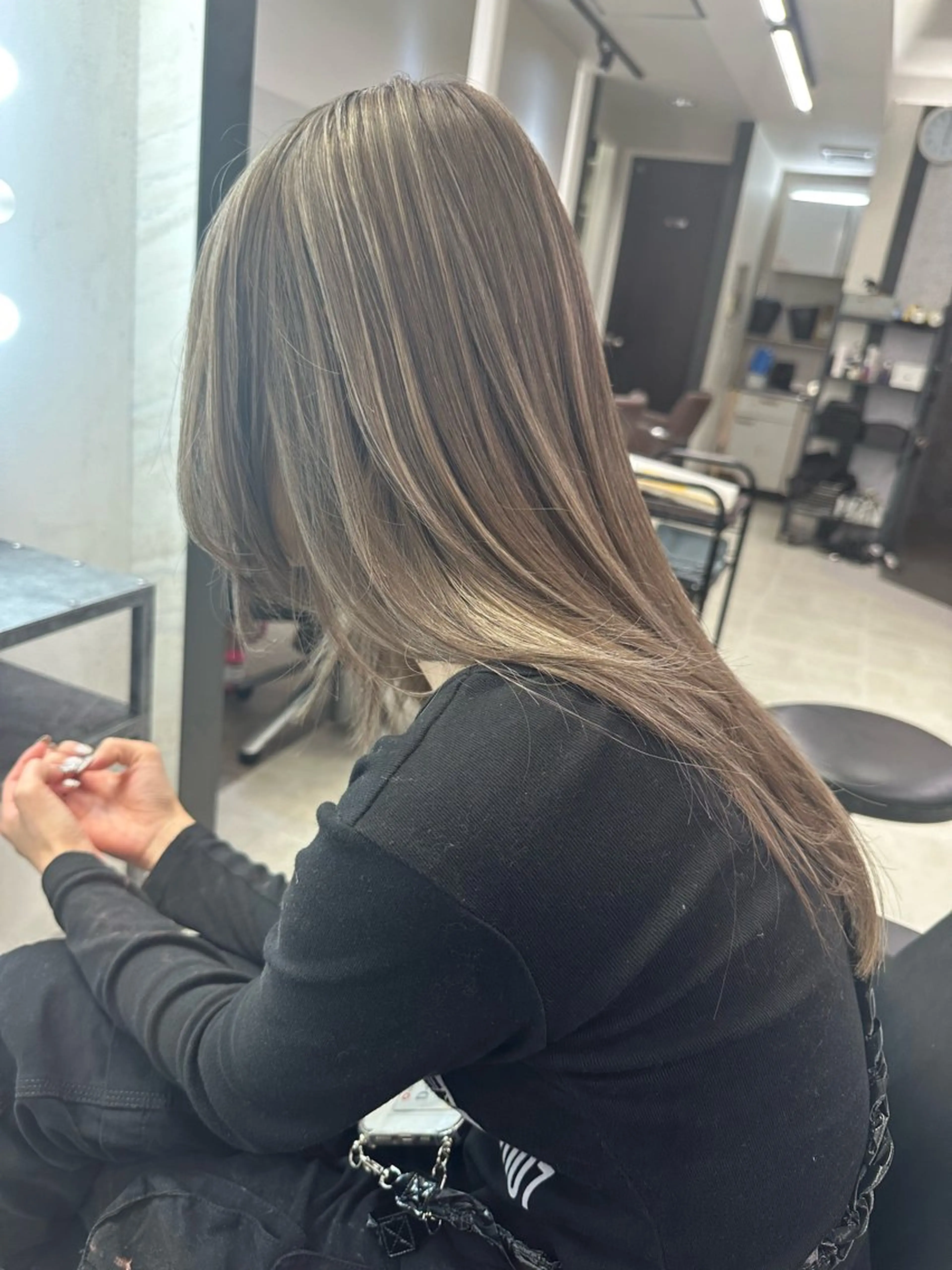 ロング ハイライト AIRI layer cut hairのヘアスタイル