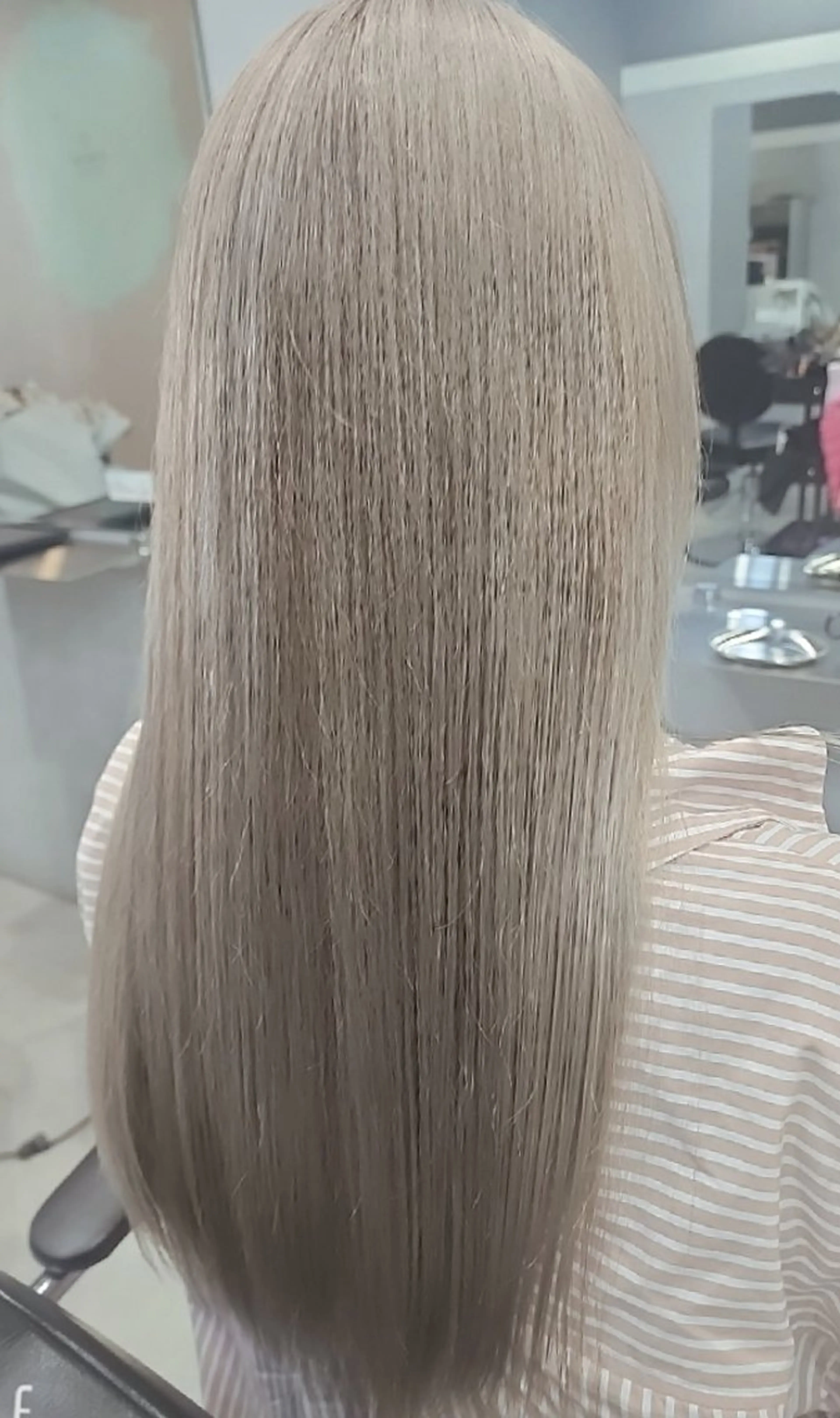 カラー ロング ブリーチ シルバー ホワイトシルバー ⭐SOURCE塚口⭐ 　吉武　宙のヘアスタイル