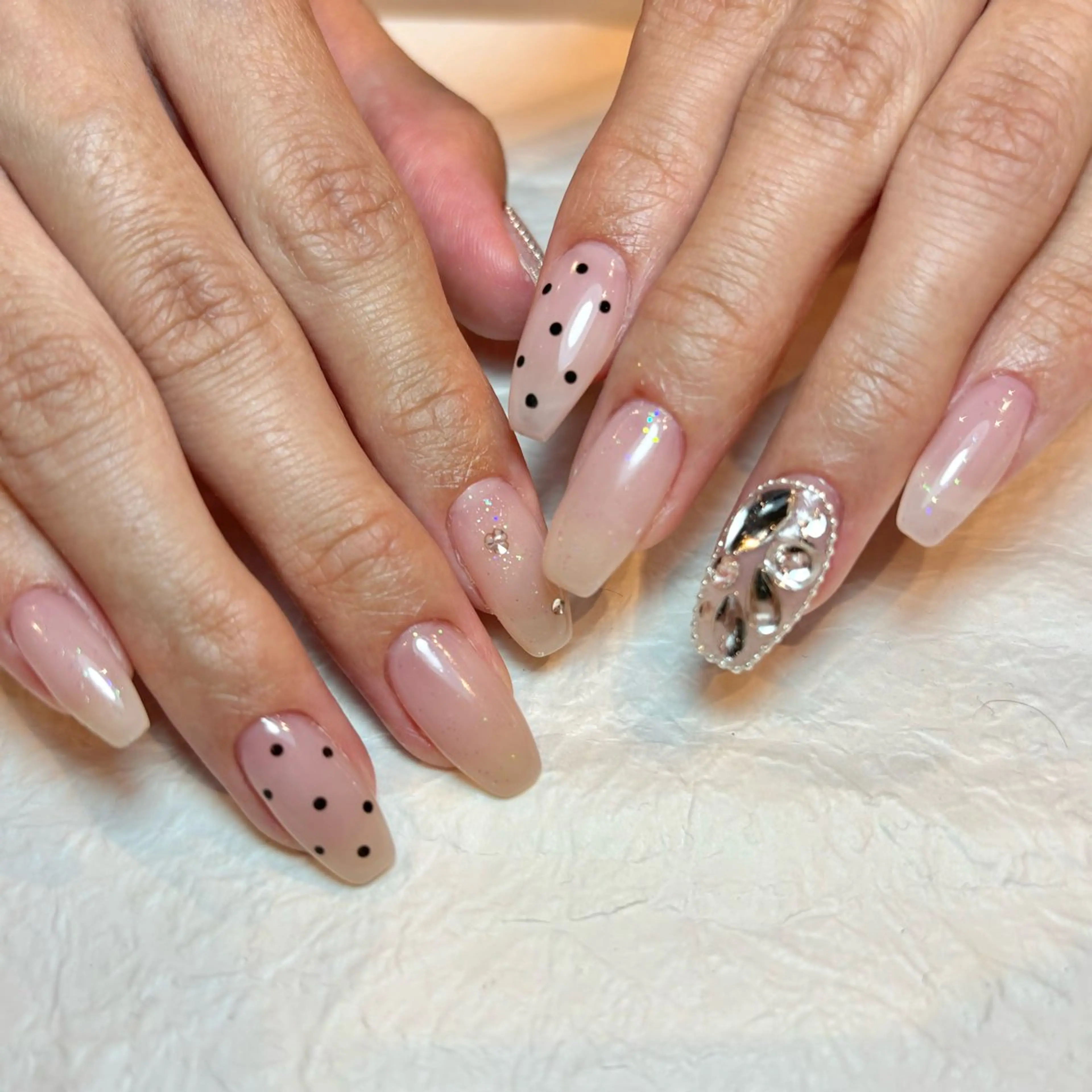 ネイル アートネイル ドット 持ち込み ストーンネイル ラヴィアンローズ所属・S. kurumiのネイルデザイン