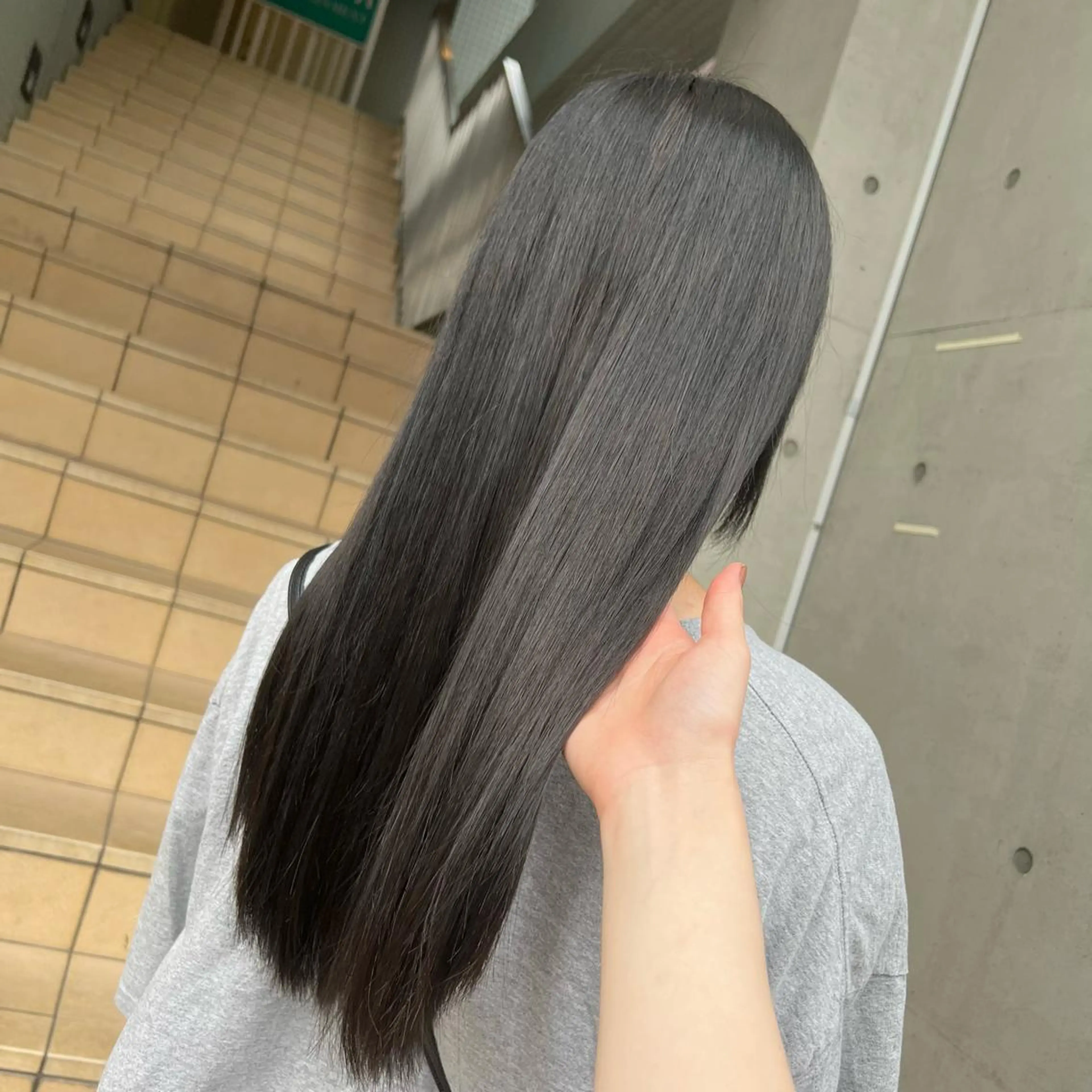 ロング カラー ブリーチ グレージュ ヘアカラー トリートメント stylist 🐶内藤 成香のヘアスタイル