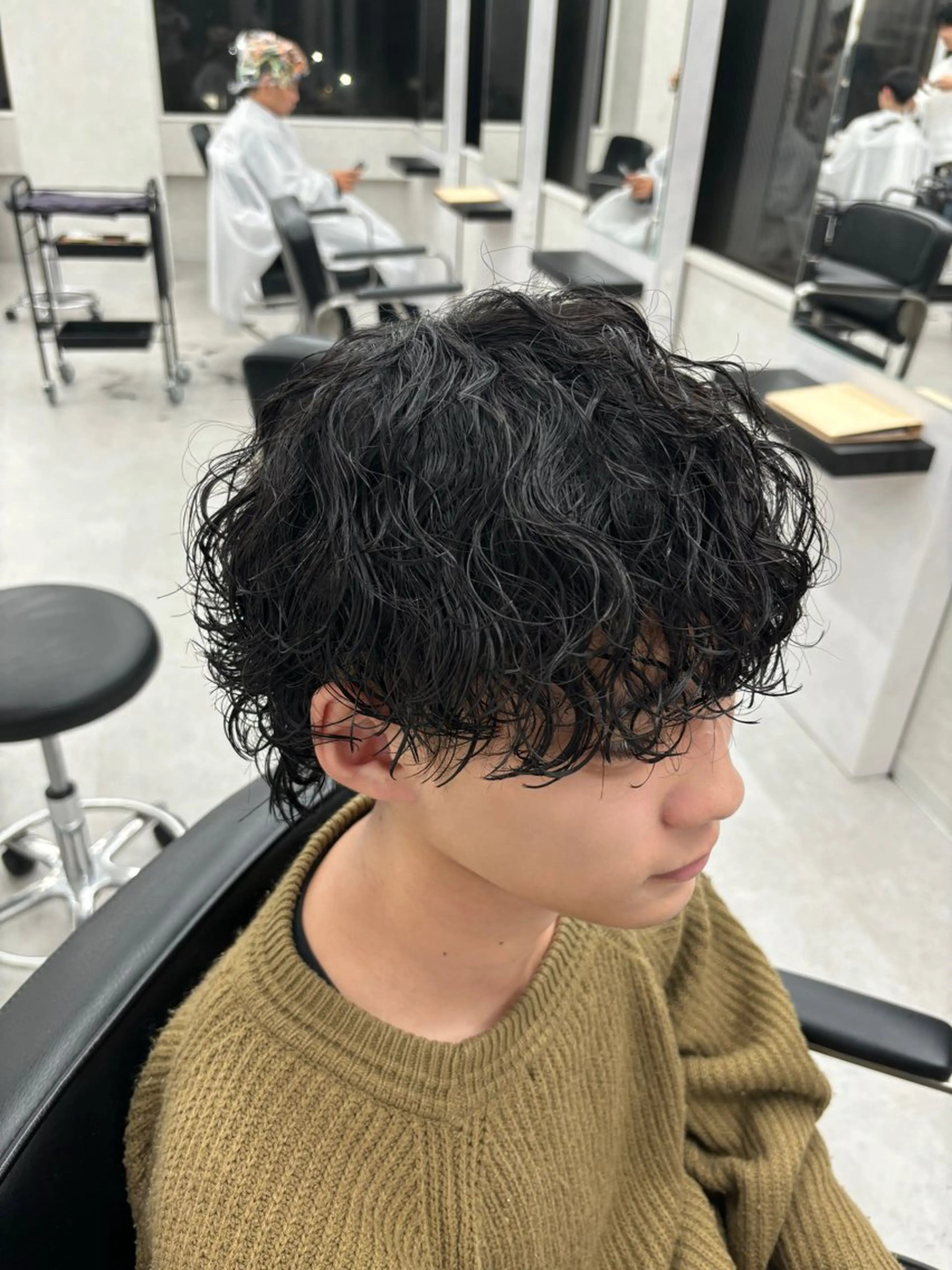 ミディアム パーマ メンズ マッシュウルフ マッシュ 波巻きパーマ メンズウルフカット ウルフカット 岩井 虎大郎のヘアスタイル