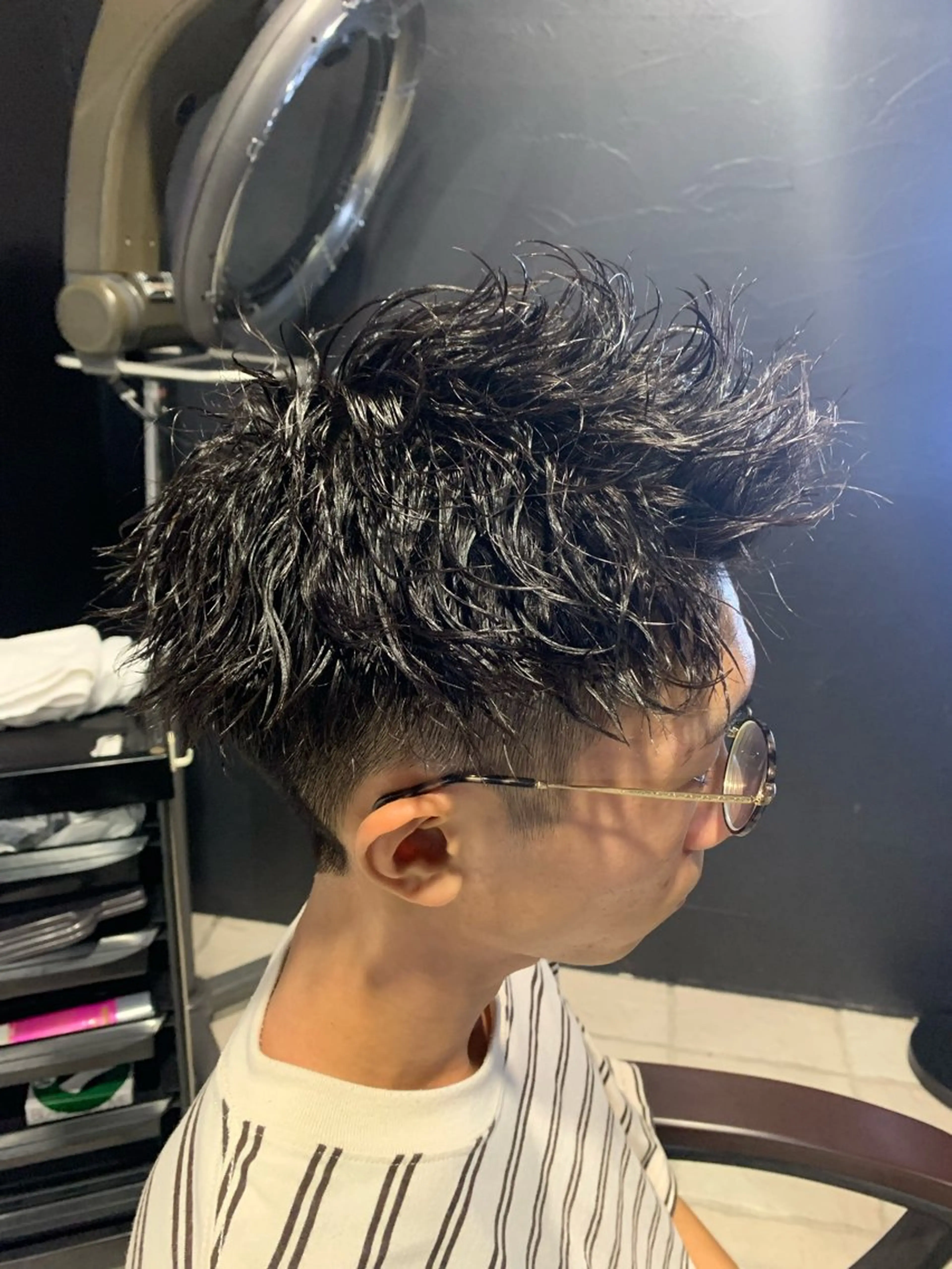 ショート メンズ アップバング 波巻きパーマ ショートヘア メンズパーマ/難波/ 心斎橋　室園亮佑のヘアスタイル