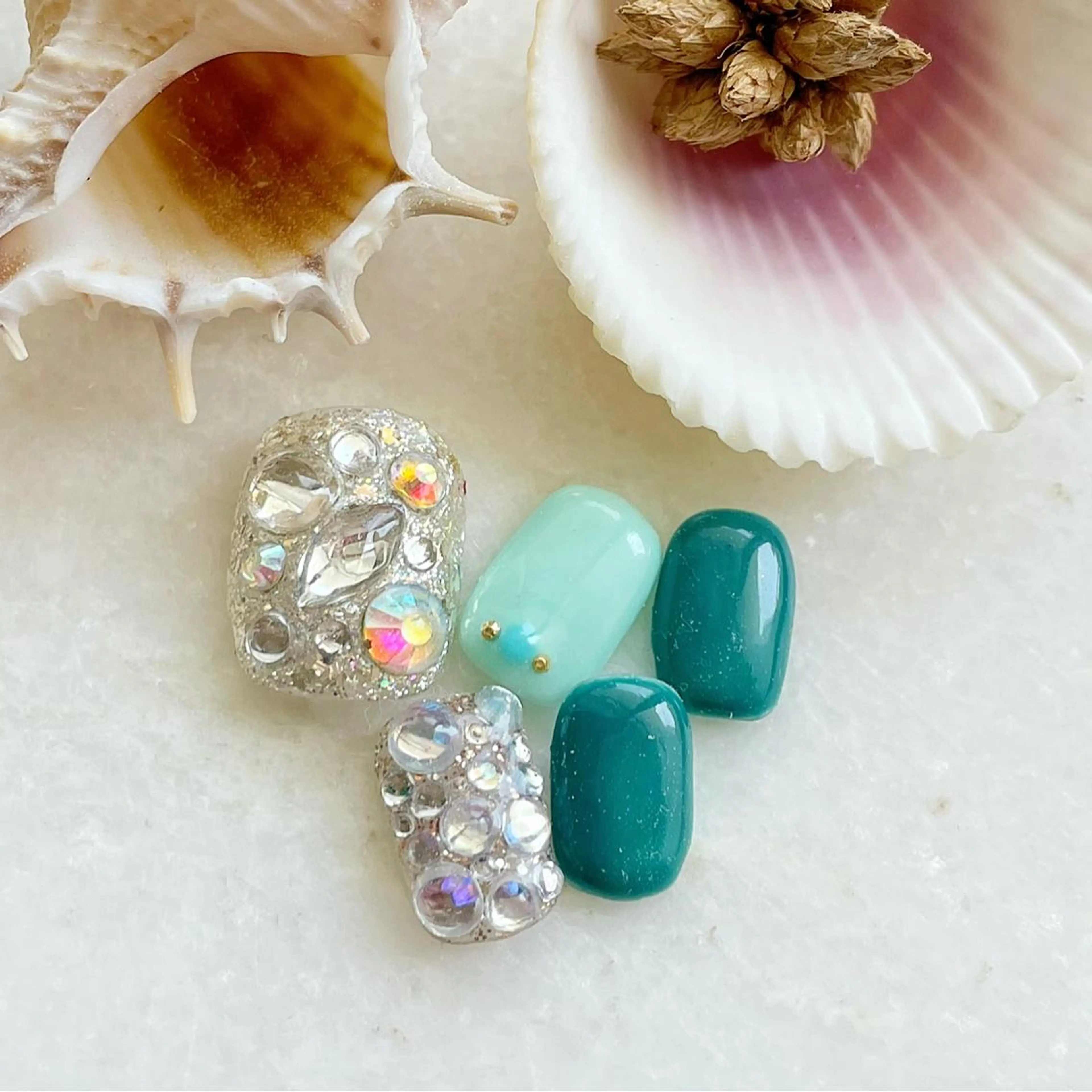 ネイル フットネイル ジェルネイル キラキラネイル パラジェル Satomi  のネイルデザイン