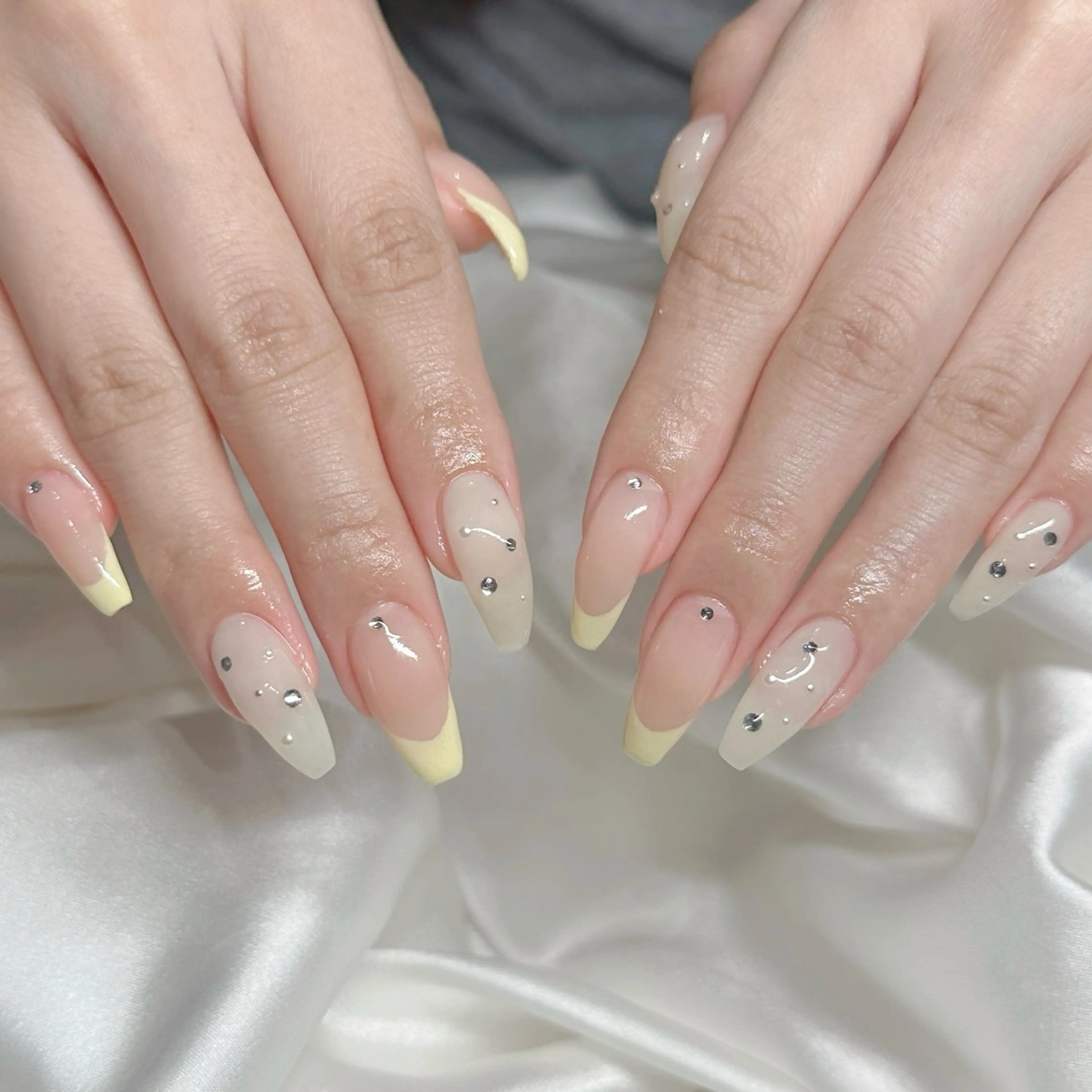 ネイル フレンチネイル 韓国ネイル 春ネイル ストーンネイル 黄色 ハンドネイル L'oeillet所属・L'oeillet HIBIKIのネイルデザイン