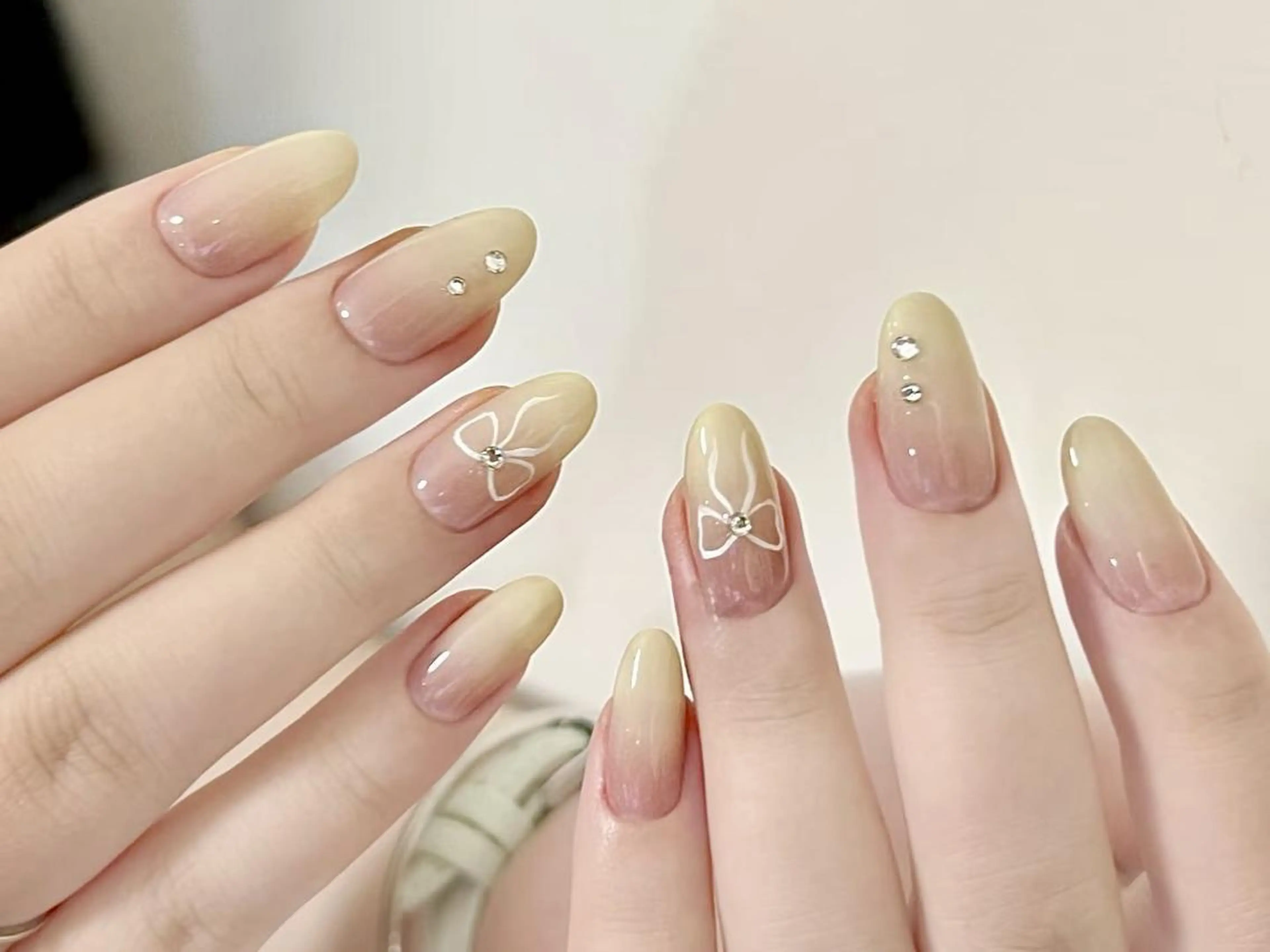 ネイル ジェルネイル ガーリー グラデーション ミディアムネイル 持ち込み ハンドネイル ハンドケア Feinn Ink💕のネイルデザイン