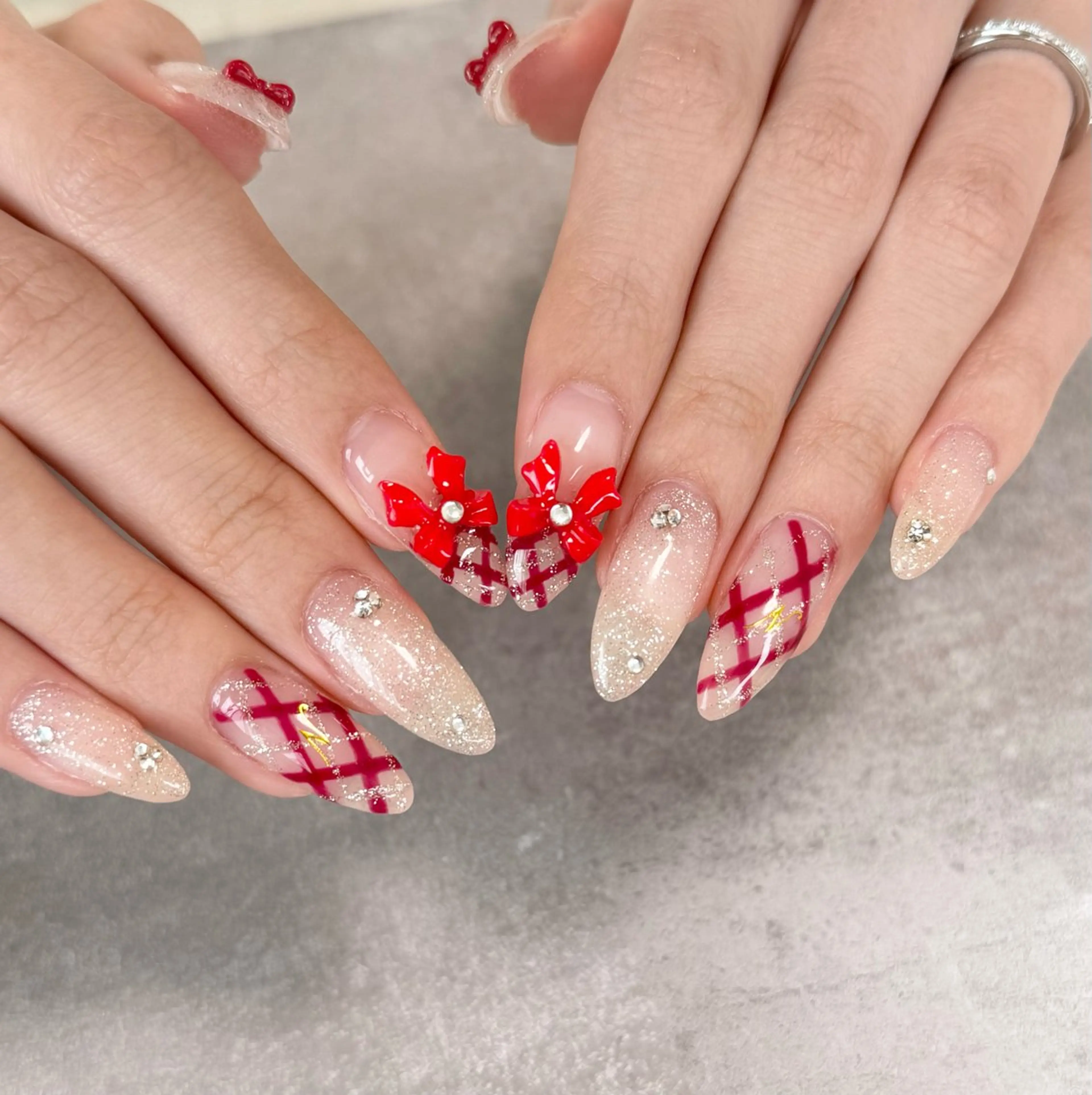 ネイル リボン 冬ネイル クリスマス ハンドネイル nailroom amyのネイルデザイン
