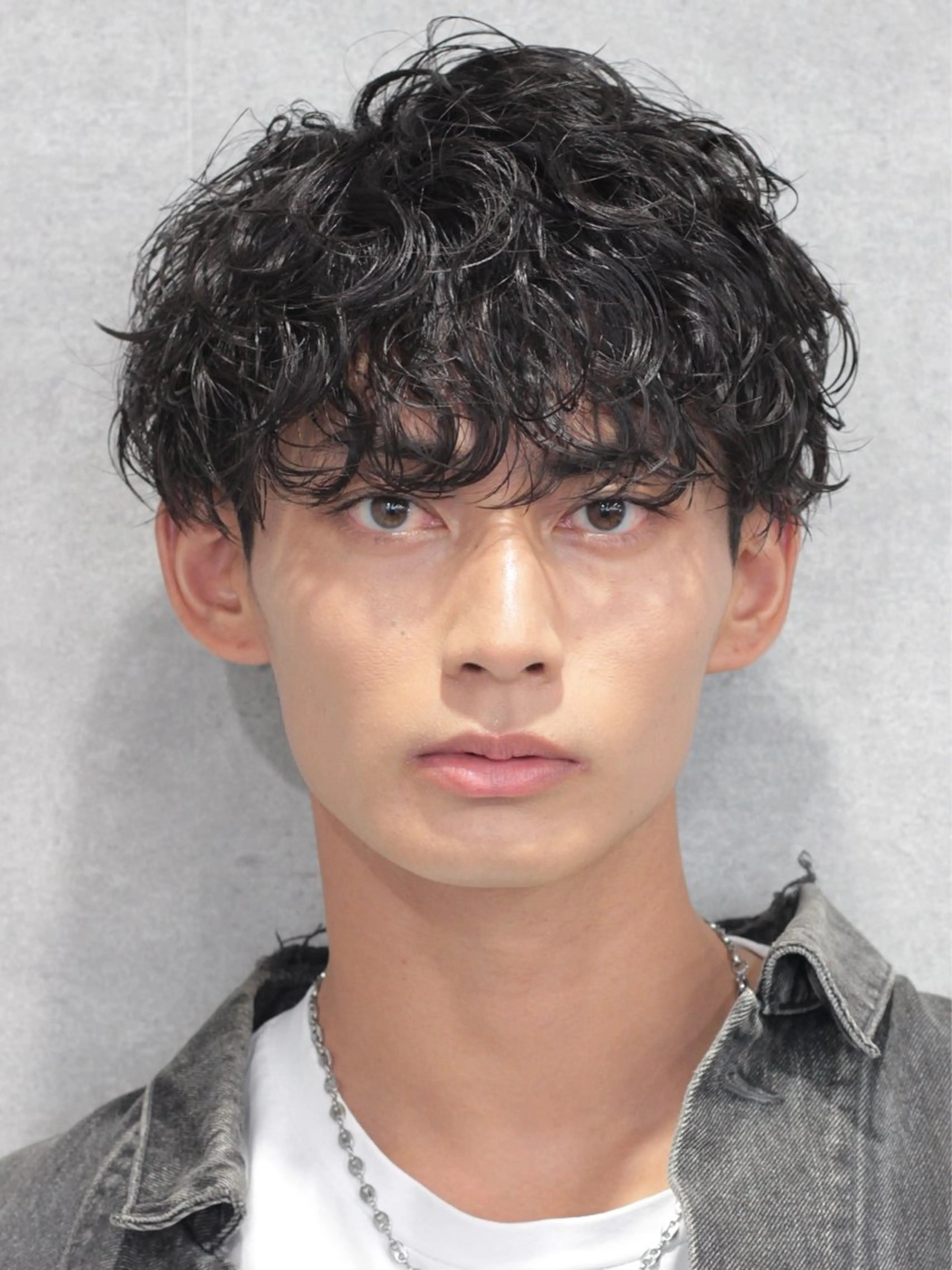 ショート カラー パーマ ヘアアレンジ メンズ センターパート マッシュウルフ マッシュ メンズパーマ スパイキーショート カット トリートメント ヘッドスパ ヘアセット スパイキー/フェザー /波巻き/かいとのヘアスタイル