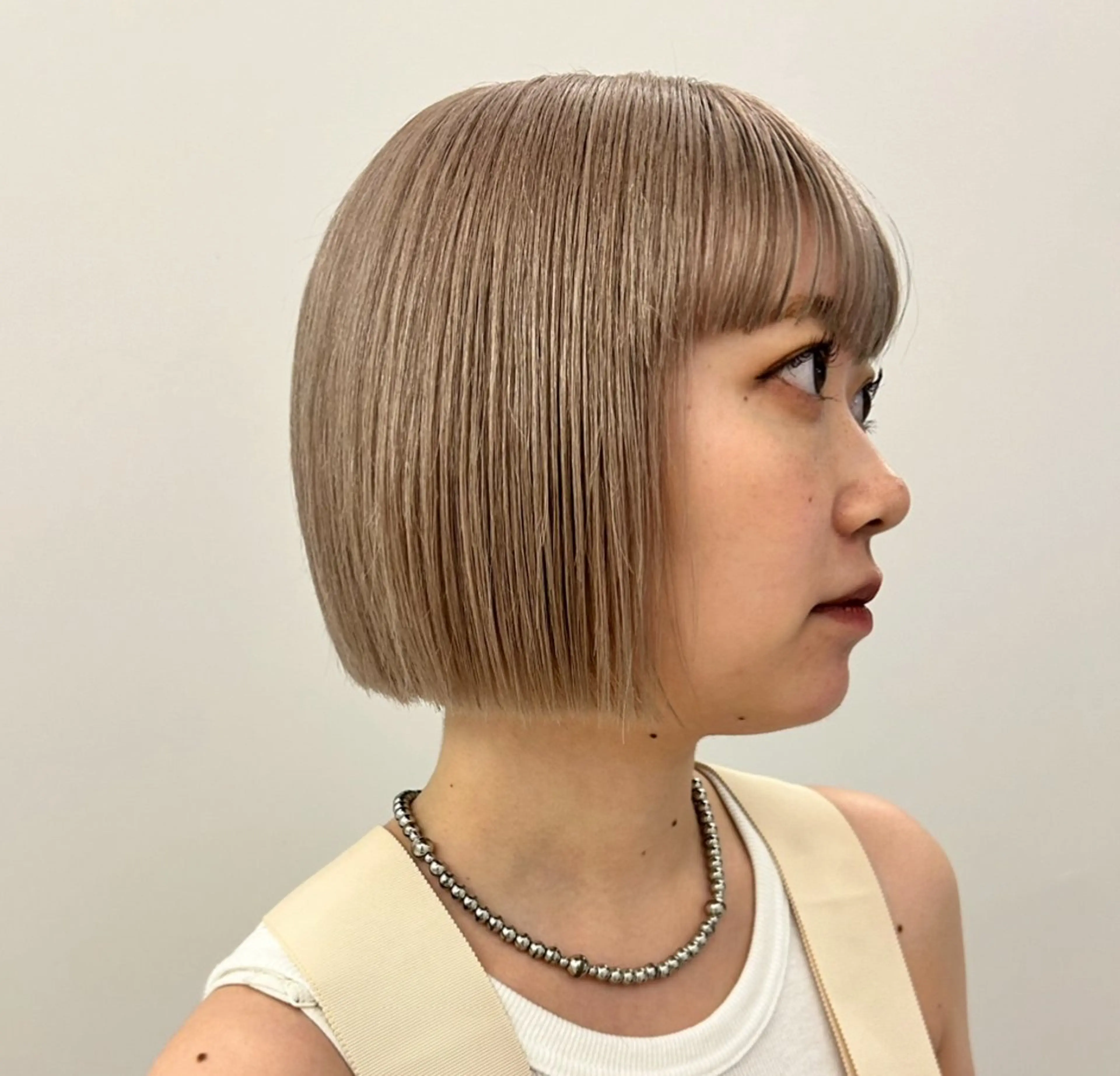 ショート カラー ベージュカラー ブリーチ カット ヘアカラー トリートメント ハイトーン/ブリーチ 似合せカット/パーマのヘアスタイル