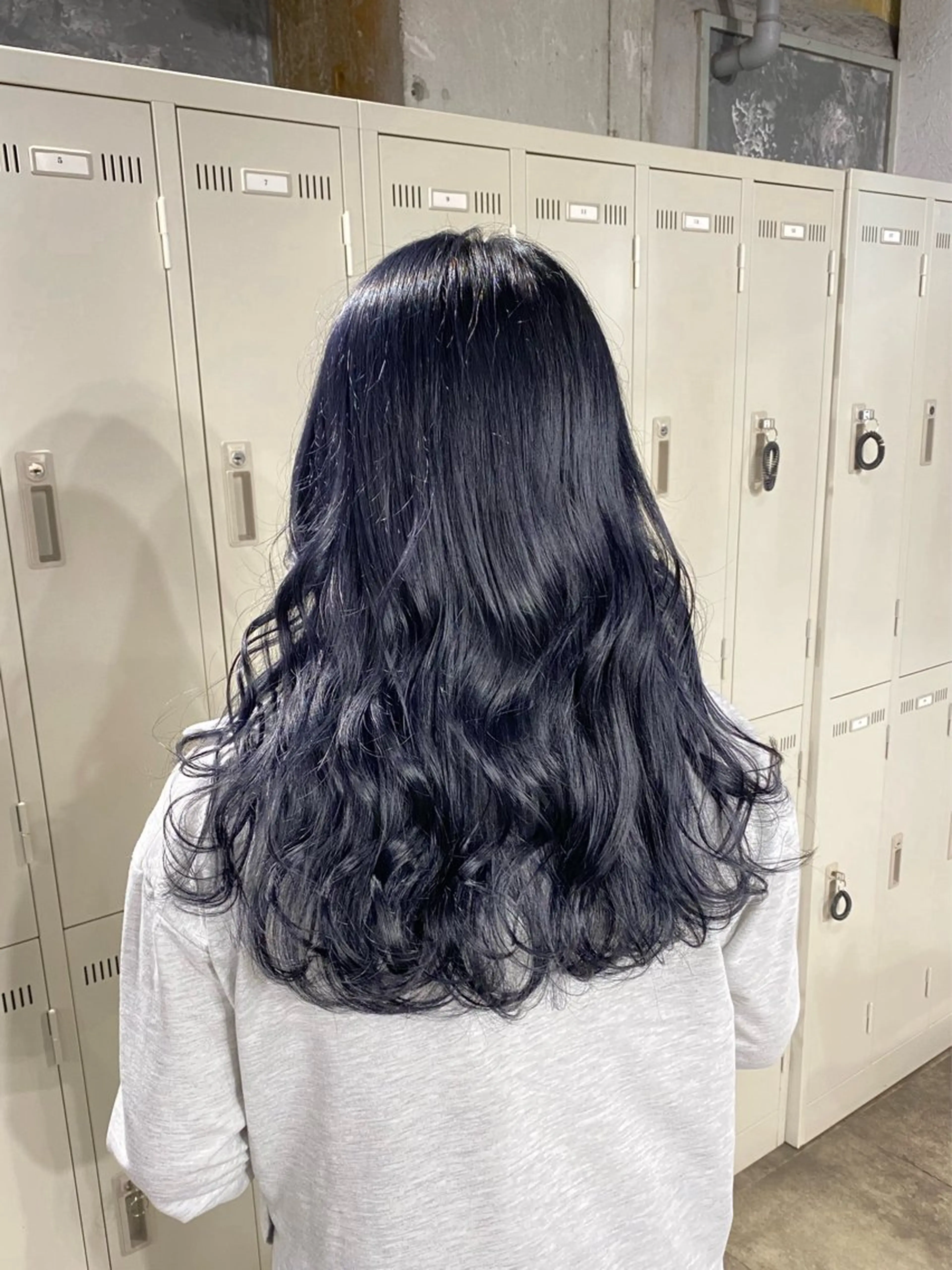 ロング カラー パーマ ヘアアレンジ メンズ メンズ韓国風 黒髪 ブルーカラー ブルーブラック ネイビーカラー ヘアカラー トリートメント ヘアセット 🫧ハイトーン🫧 TOPstylistのヘアスタイル