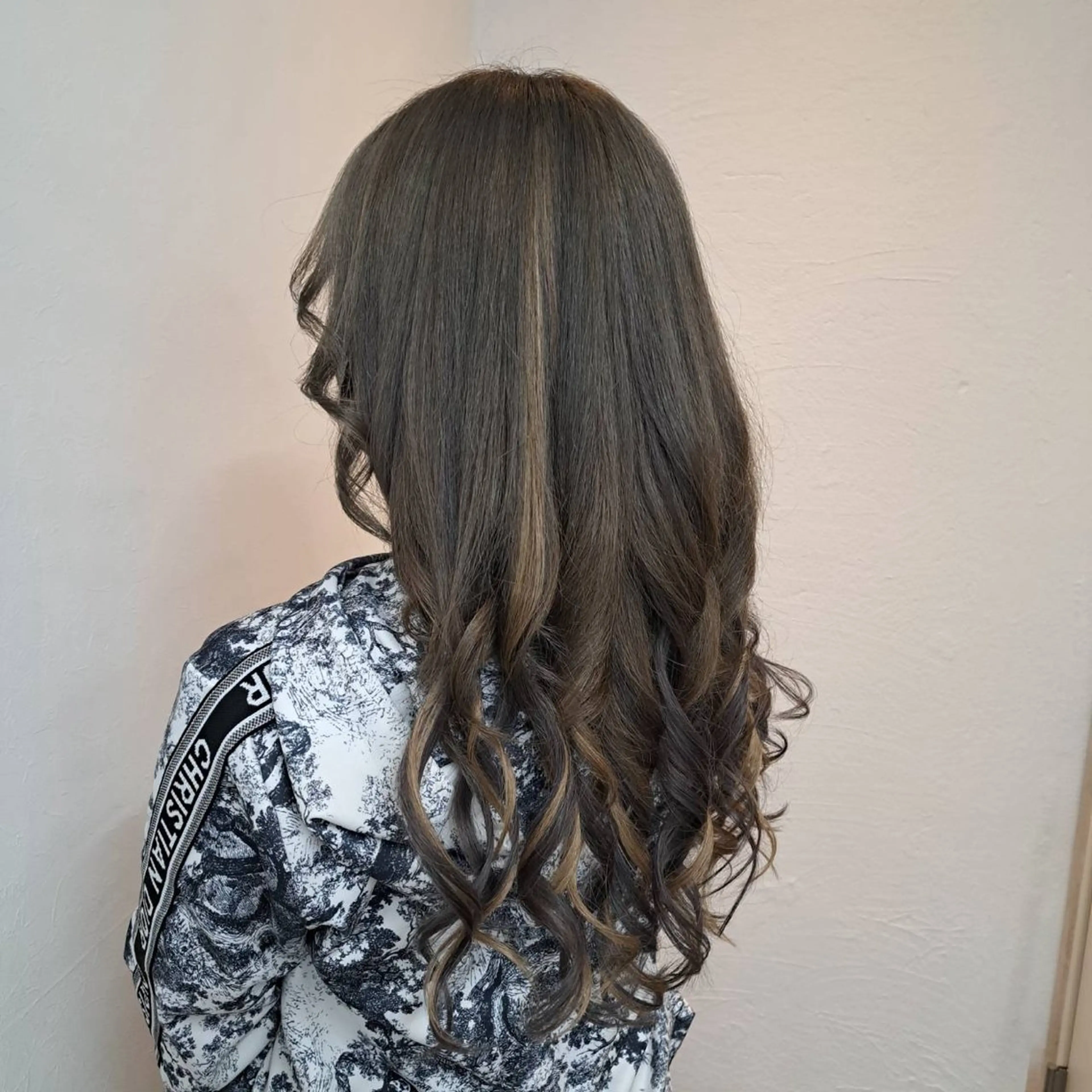 ロング カラー ハイライトカラー エクステ ハイライト ヘアカラー トリートメント エクステ GLOSS 心斎橋 山上のヘアスタイル