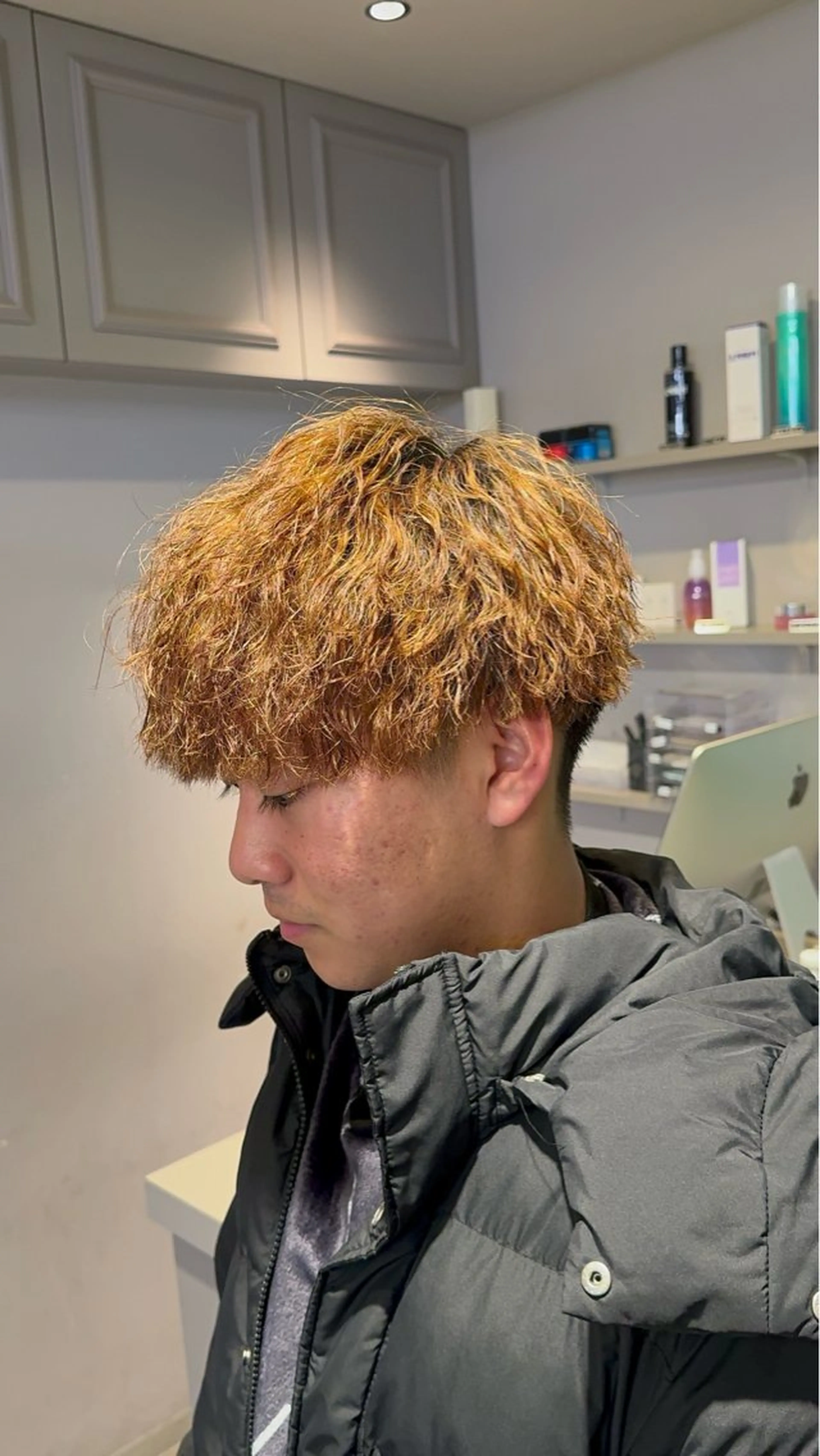 ミディアム パーマ ヘアアレンジ メンズ ミディアムパーマ メンズパーマ 顔まわりカット の達人のヘアスタイル