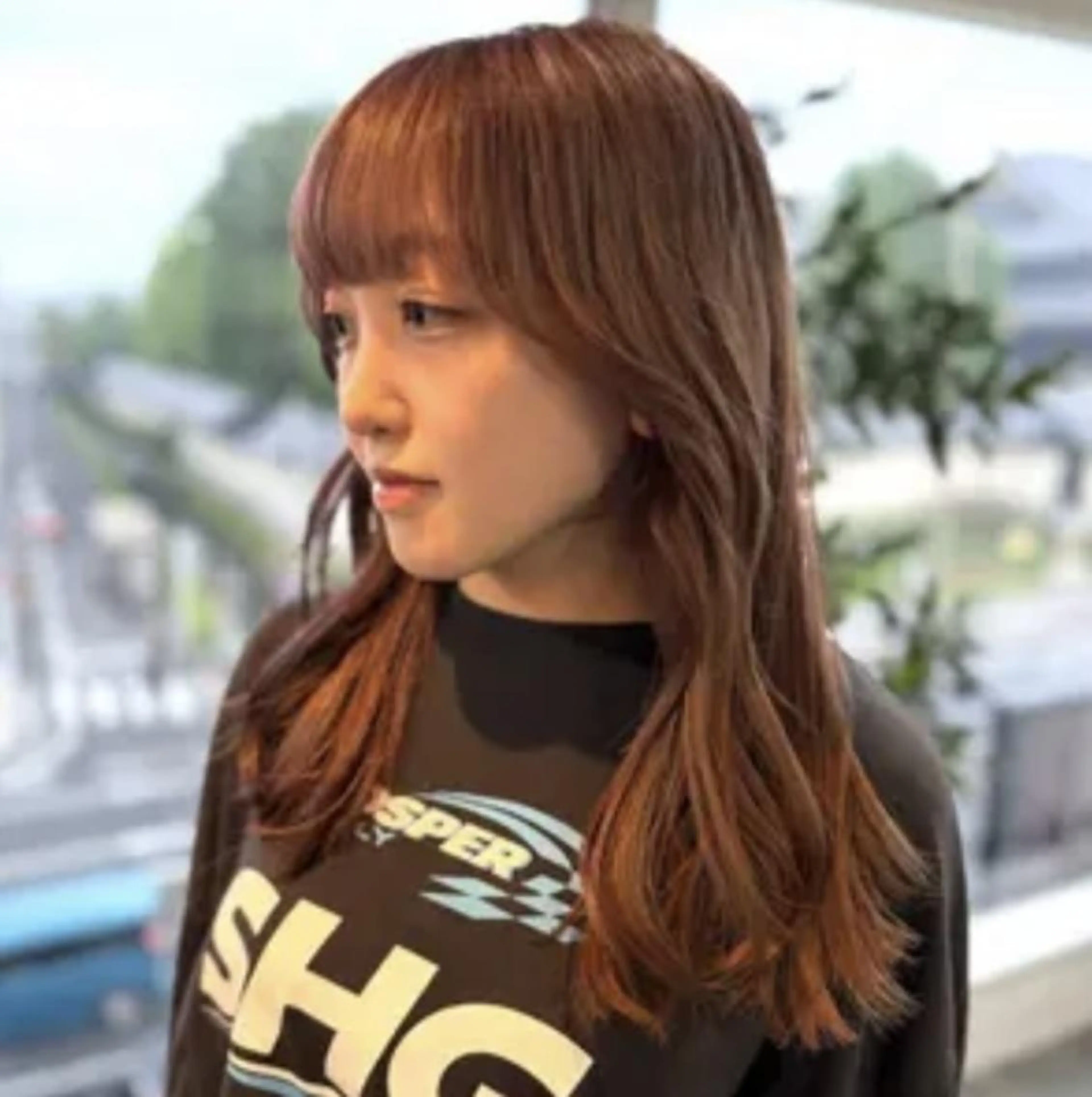 ミディアム カラー ベージュカラー ブリーチ ミルクティーベージュ くびれヘア レイヤーカット 縮毛矯正リピート90 %超/髪質改善/井口のヘアスタイル