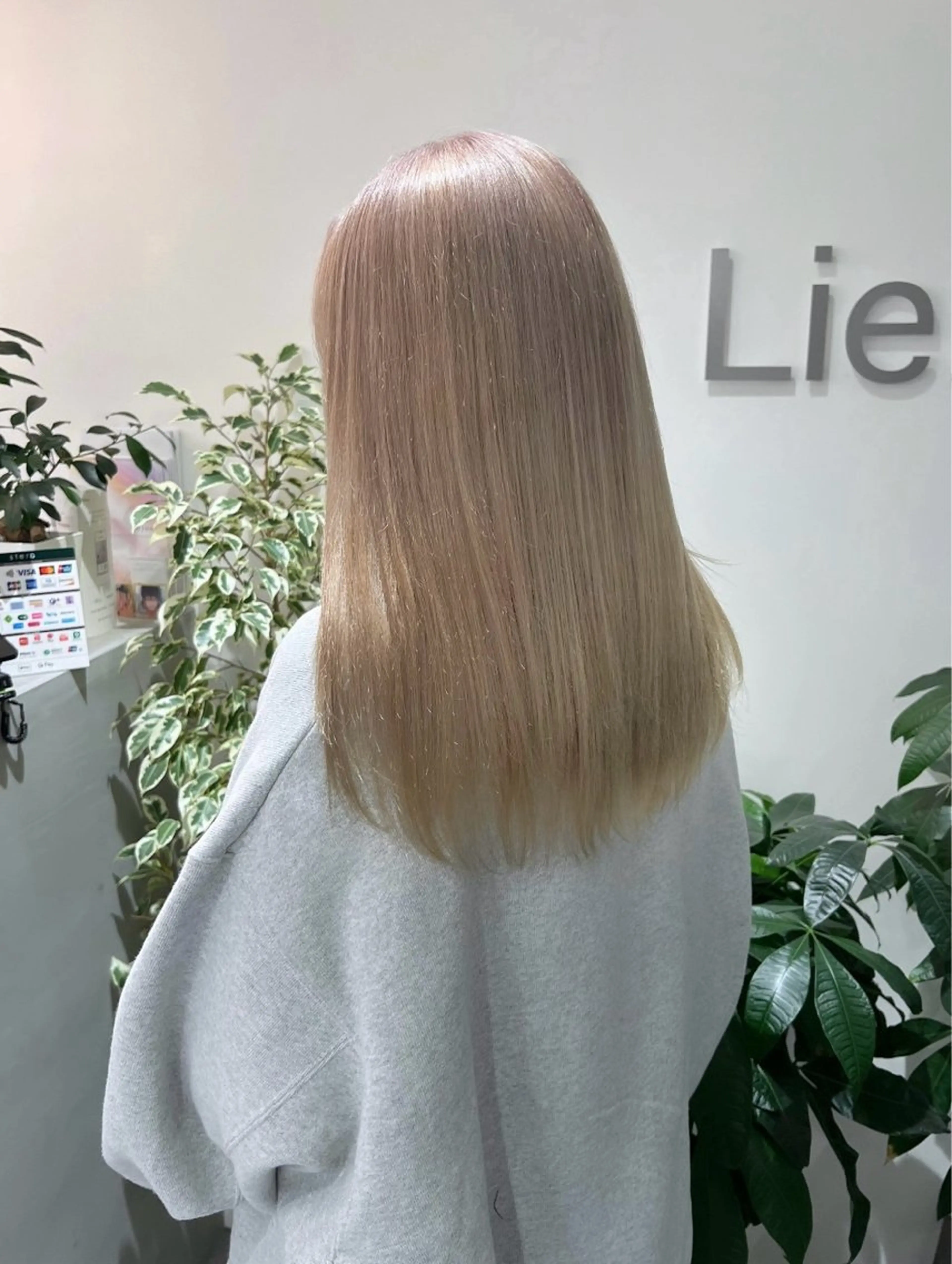 ロング miyu✂︎Lien 上品なブリーチカラーのヘアスタイル