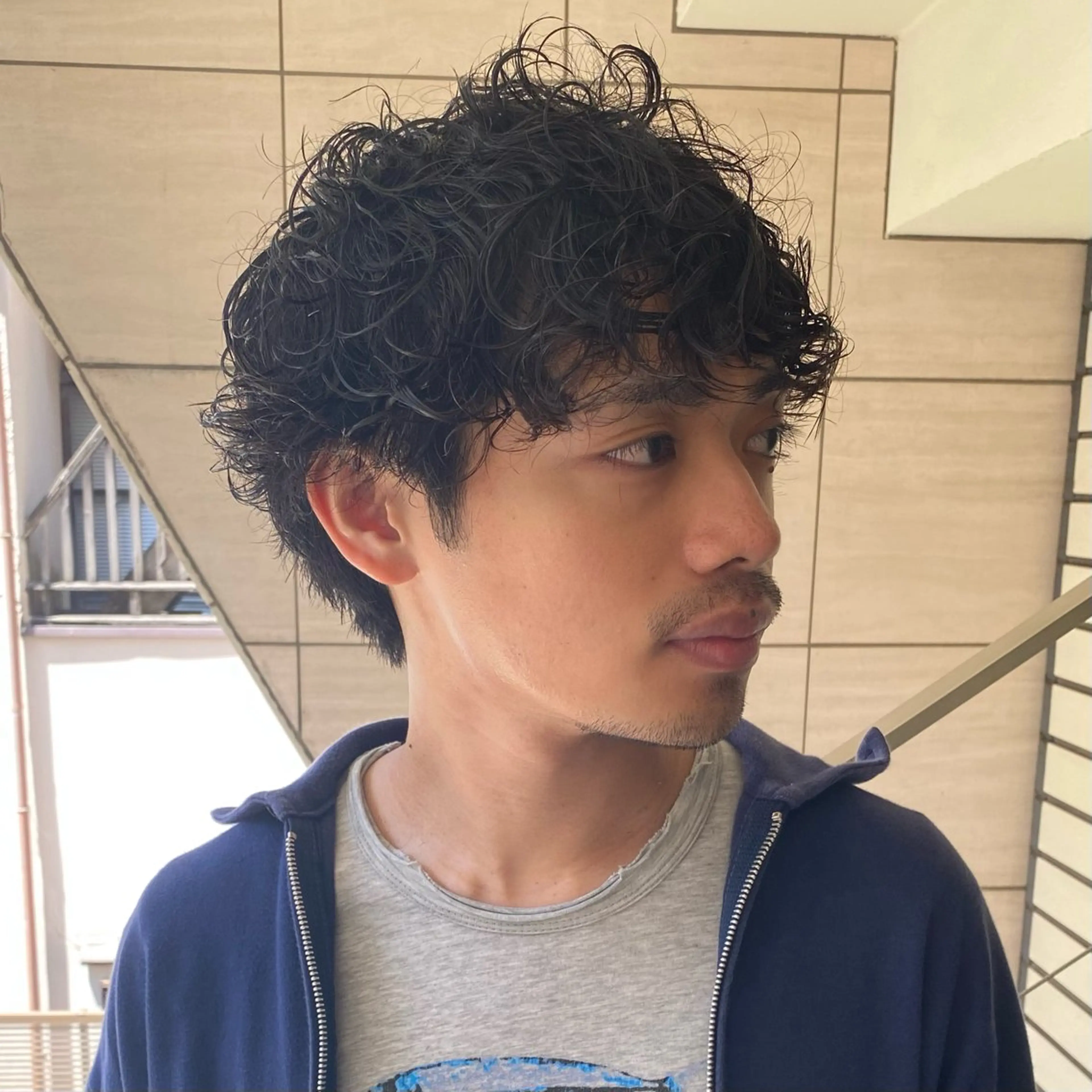 ミディアム パーマ メンズ センターパート/ニ ュアンスパーマのヘアスタイル