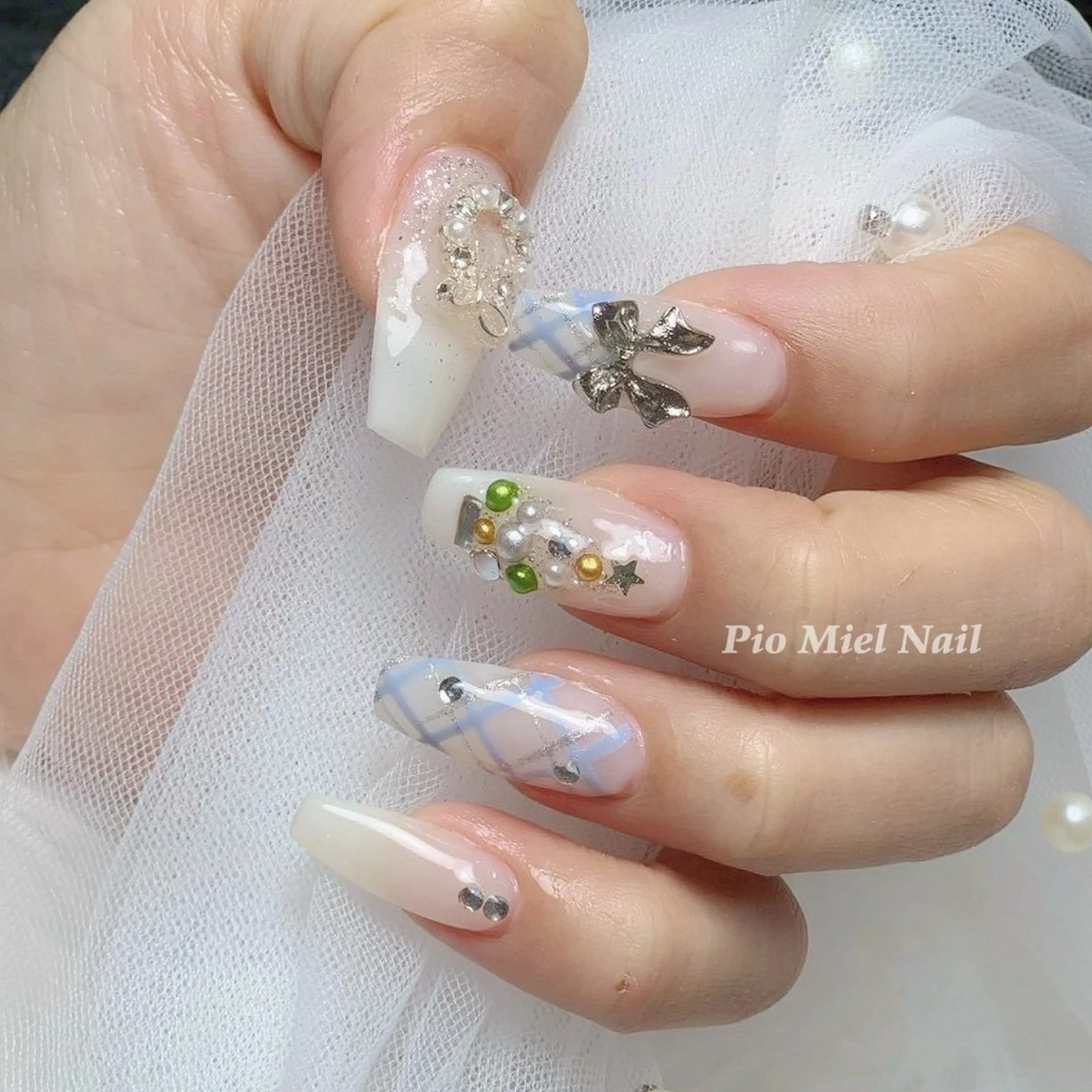 ネイル ブルー リボン シンプルネイル ワンホンネイル ホワイト ハンドネイル HANA 長さだしのネイルデザイン