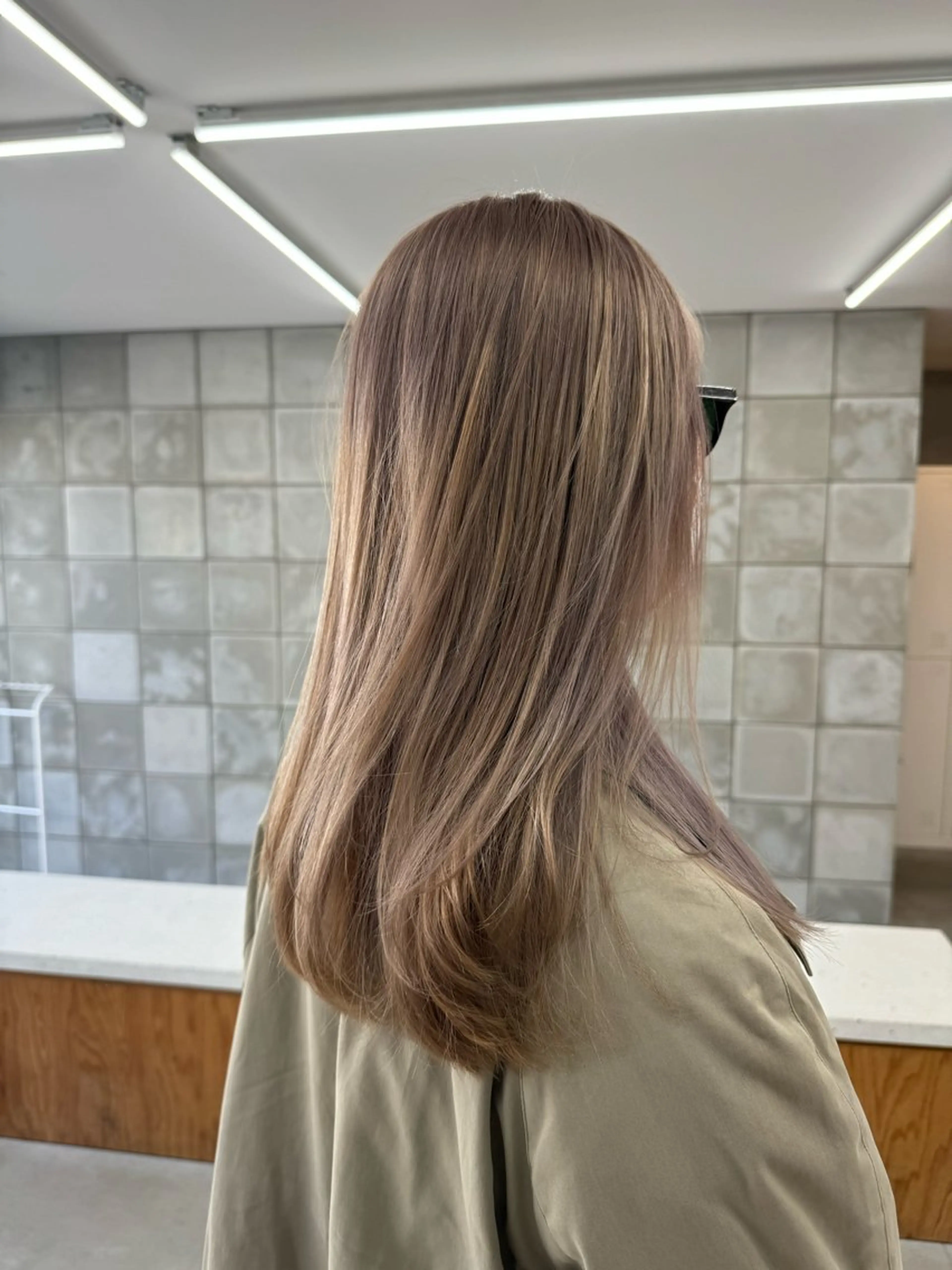 ロング カラー ベージュカラー ミルクティーベージュ カット ヘアカラー トリートメント デザイン/ブリーチ Kaito🐩/栄のヘアスタイル