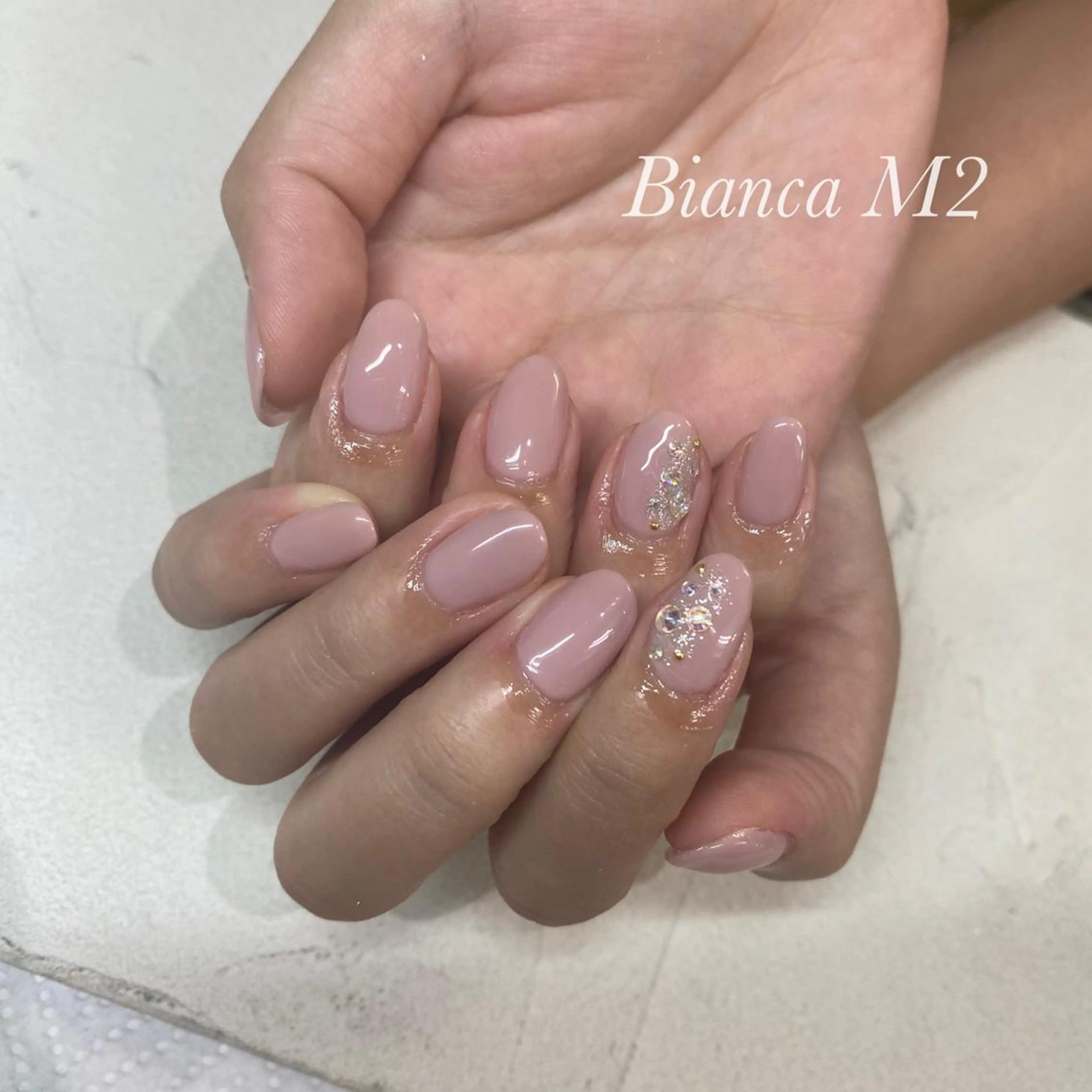 ネイル キラキラネイル ストーンネイル ハンドネイル Bianca🩶 TAMIYAのネイルデザイン