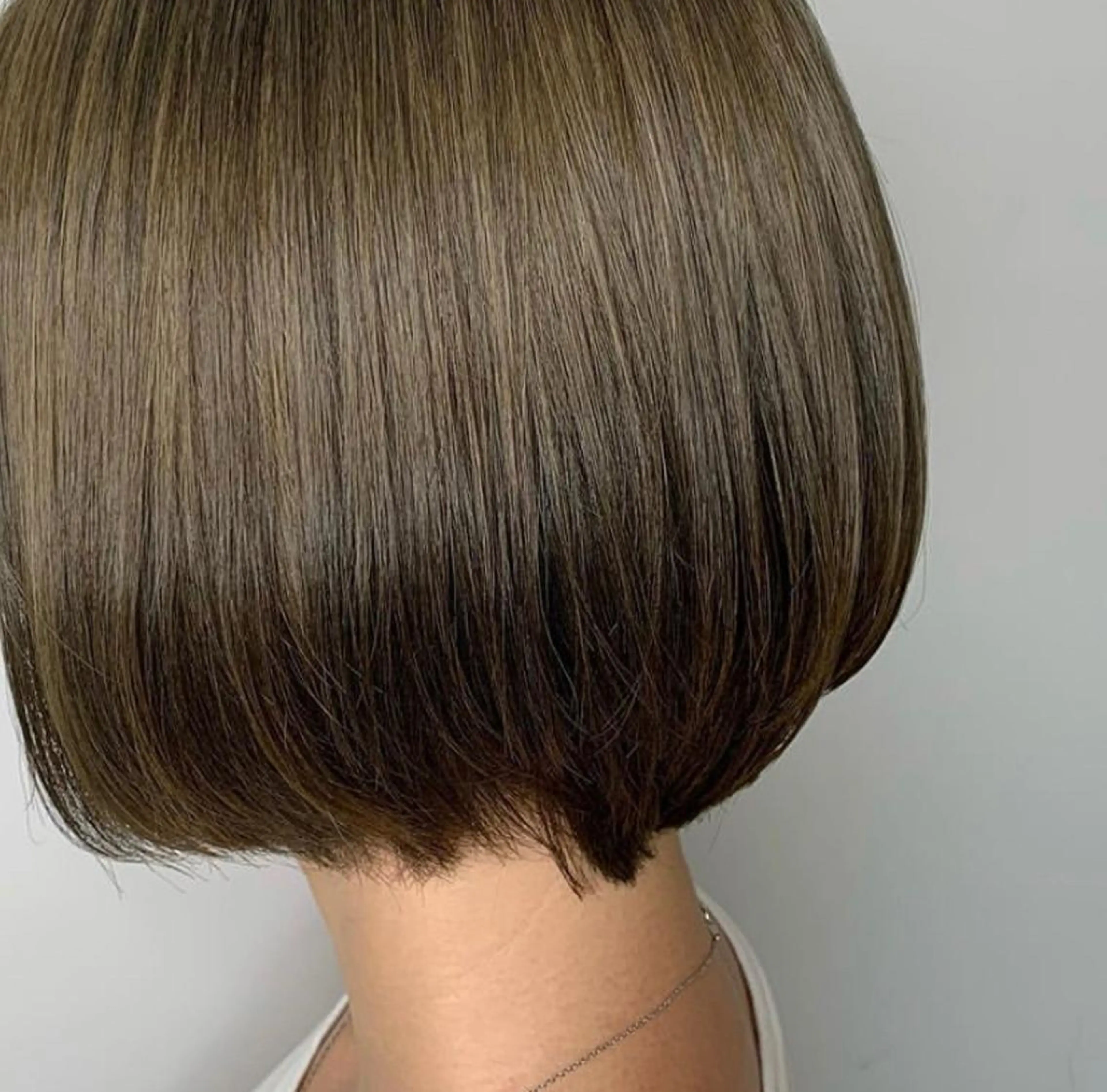 ショート カラー 小森 衣純のヘアスタイル