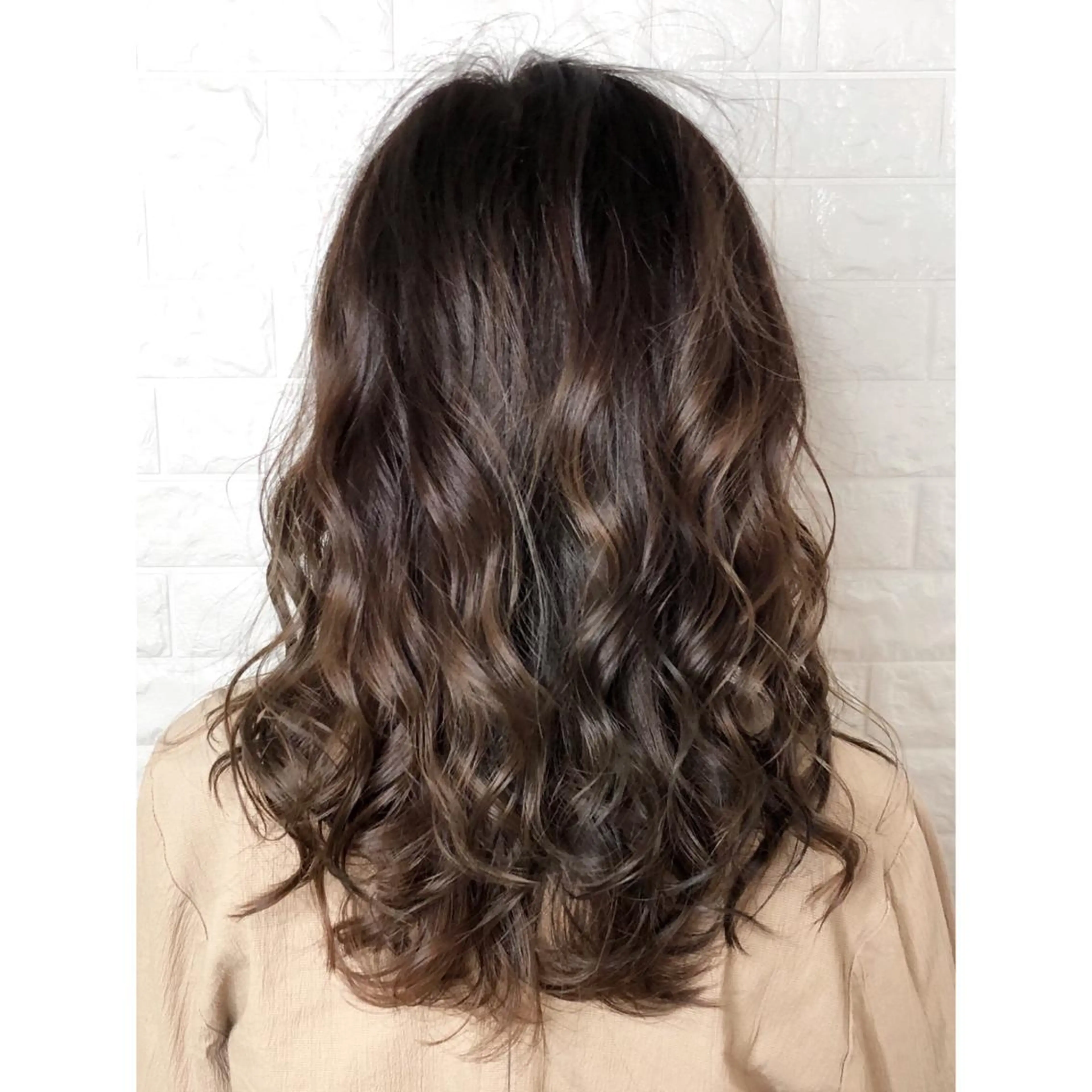 ミディアム カラー ベージュカラー ブラウンカラー ブラウンベージュ 透明感カラー グラデーションカラー KIZU 髪質改善 オカルト怪談のヘアスタイル