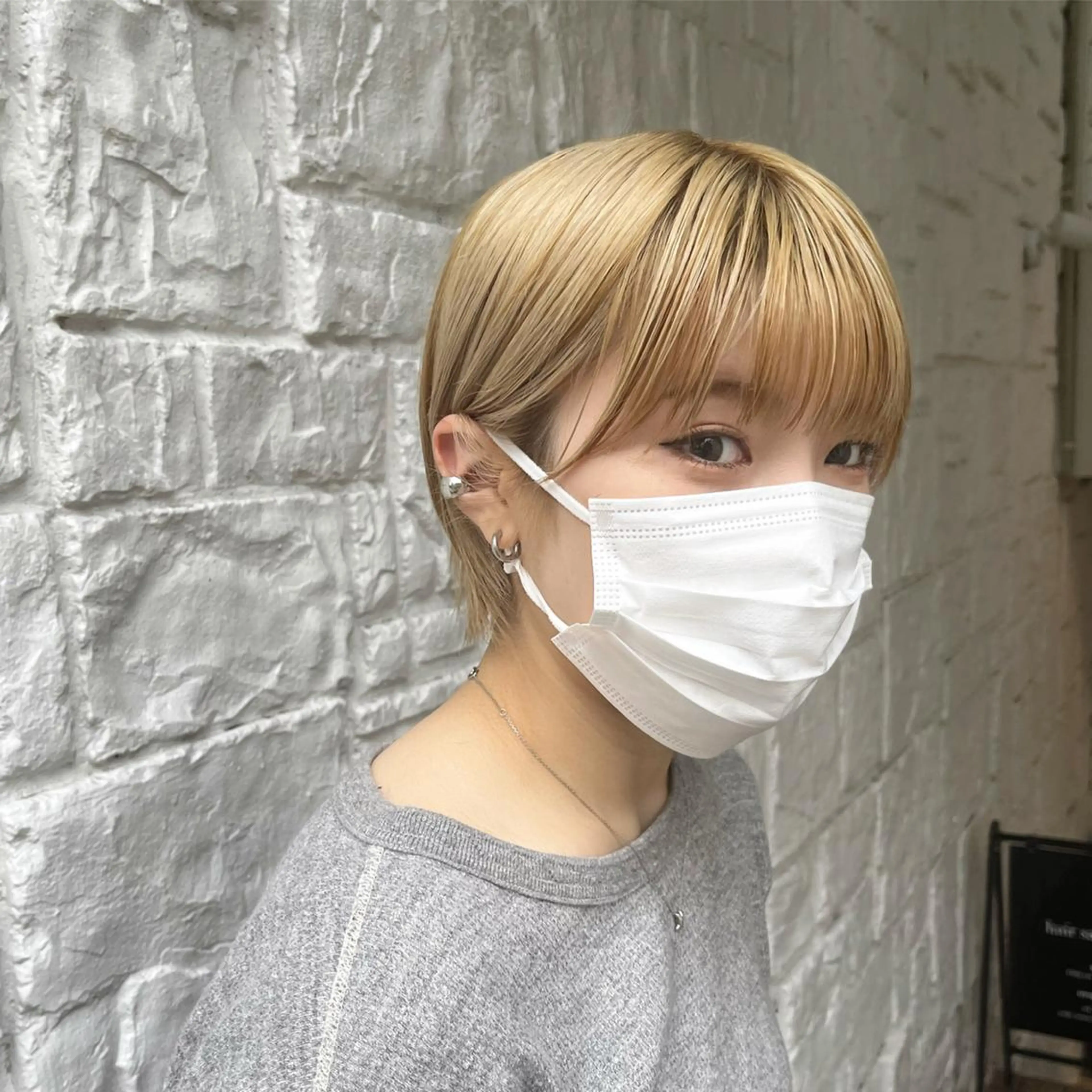 ショート カラー ベージュカラー ハイトーンカラー ミルクティーベージュ ショートヘア カット ヘアカラー トリートメント ヘッドスパ ヘアセット カジュアルを女っぽく 𝗮𝘆𝗮𝗰𝗼のヘアスタイル