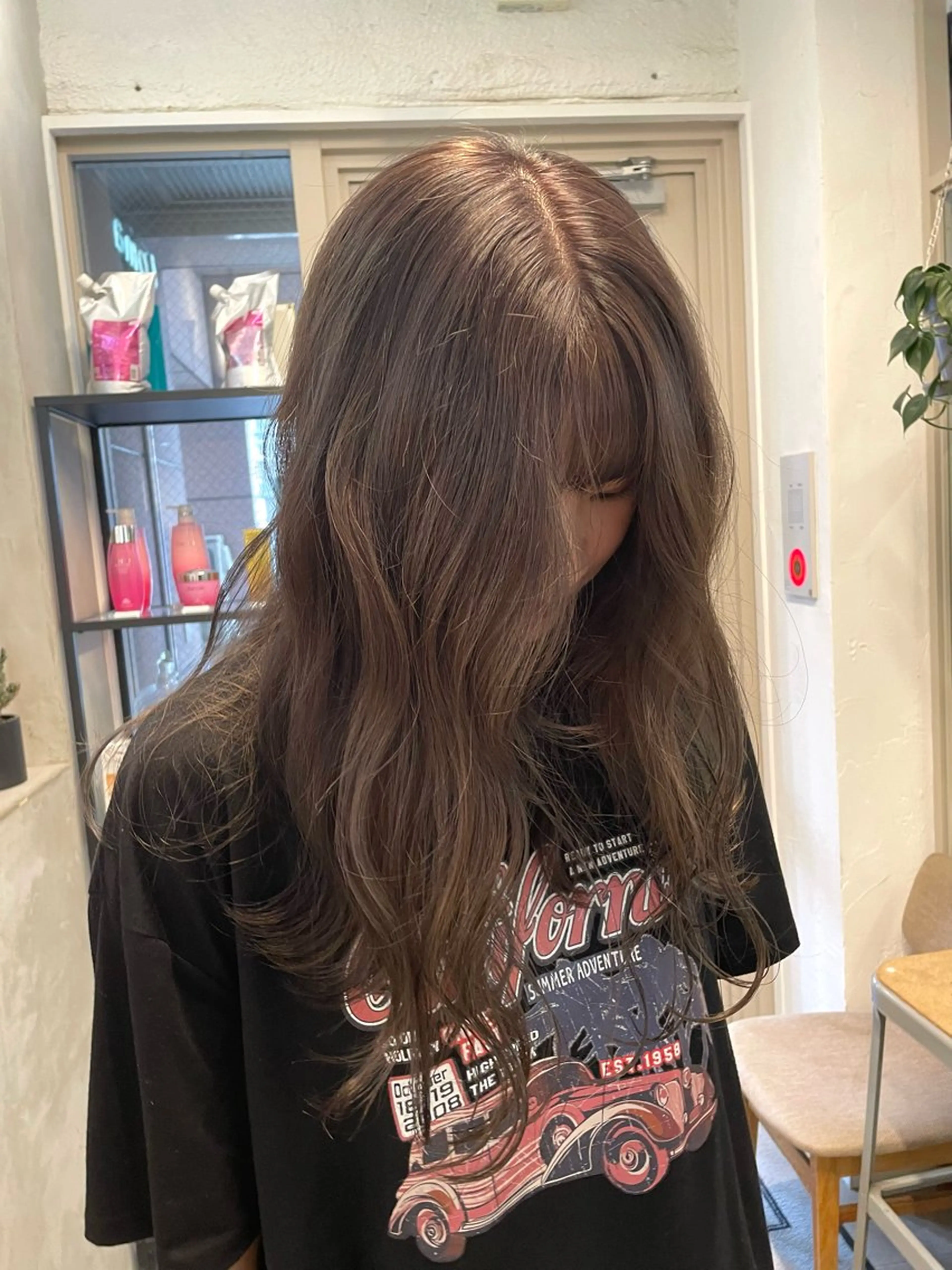 ロング カラー ミルクティー× グレージュMOMOのヘアスタイル