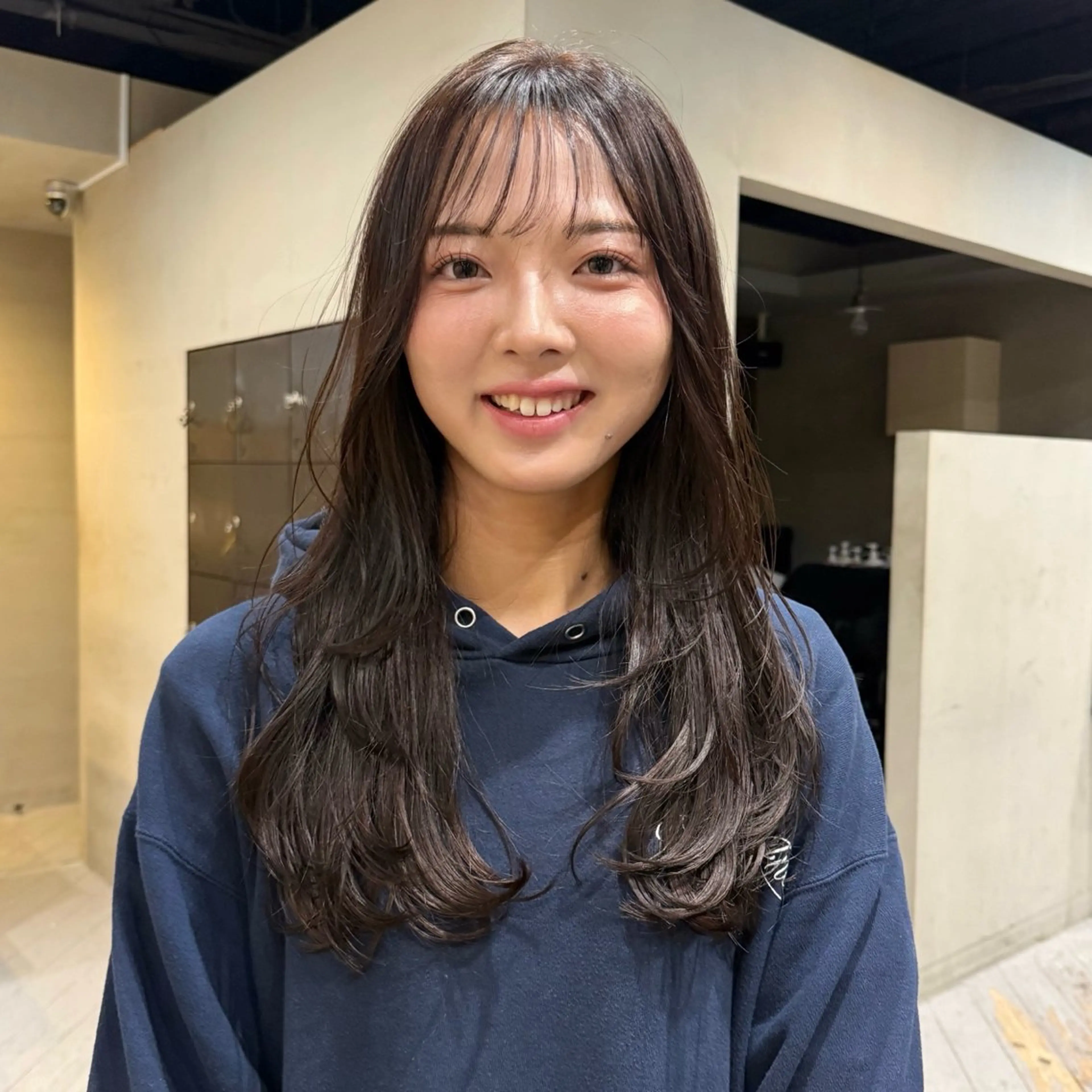 ロング カラー ひなこ/グレージュ/ ブリーチ無しのヘアスタイル