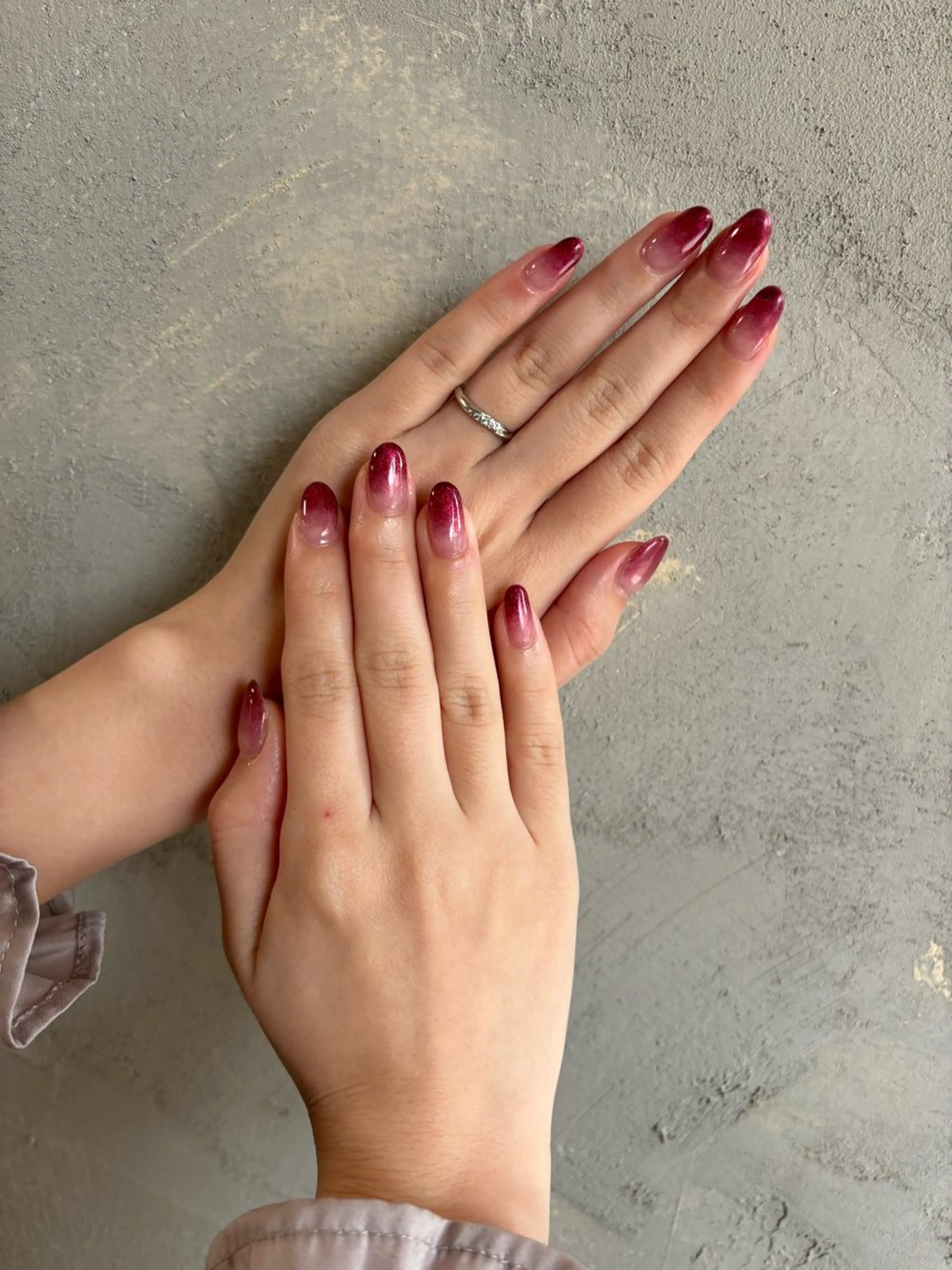 ネイル ボルドー グラデーション ラメ(グリッター) ラメグラデーション 赤色 lealea Ayakaのネイルデザイン