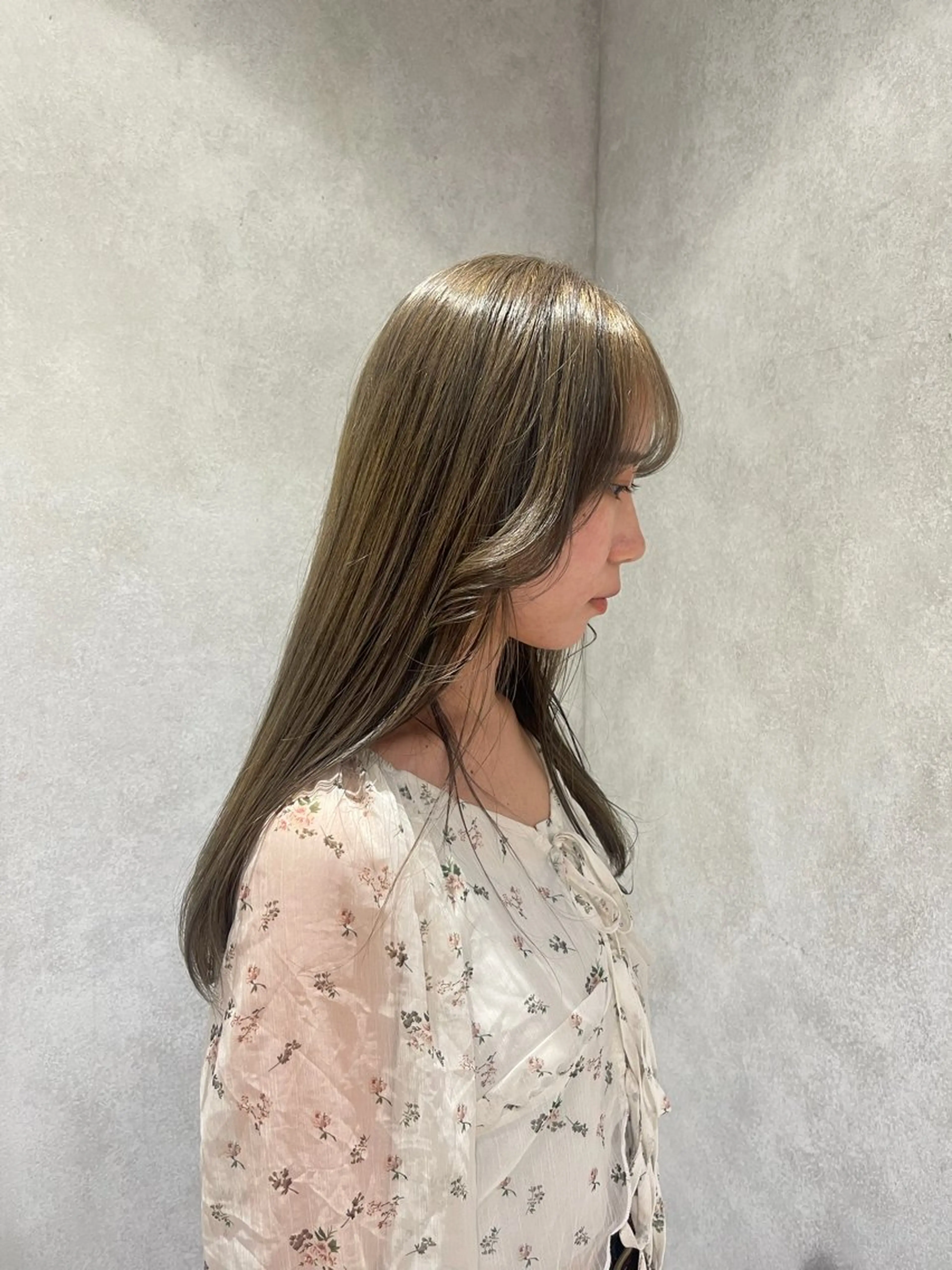 ロング カラー ベージュカラー ヘアカラー marbles / karinのヘアスタイル