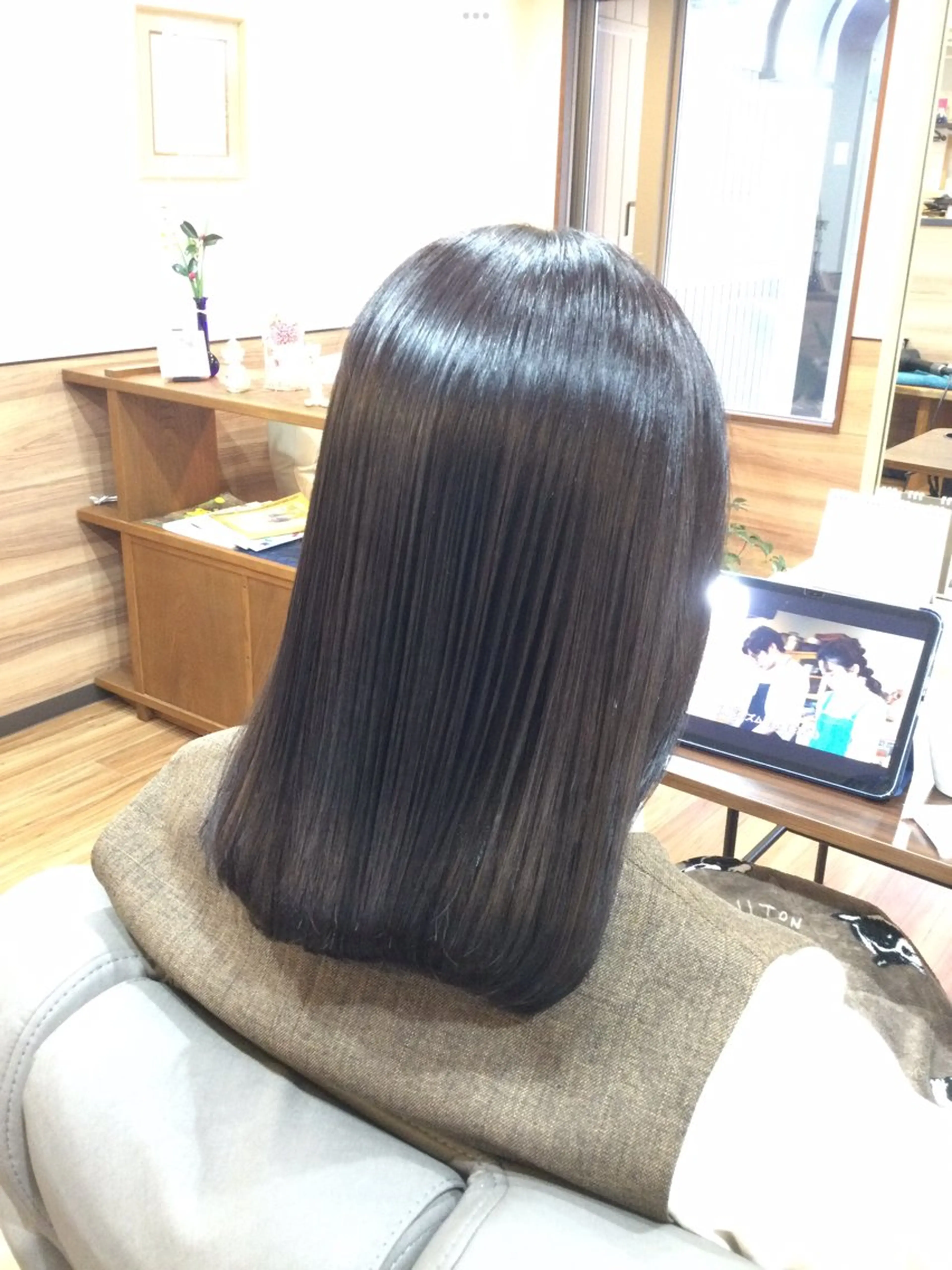 ミディアム カラー グレージュ Annon プライベートサロンのヘアスタイル