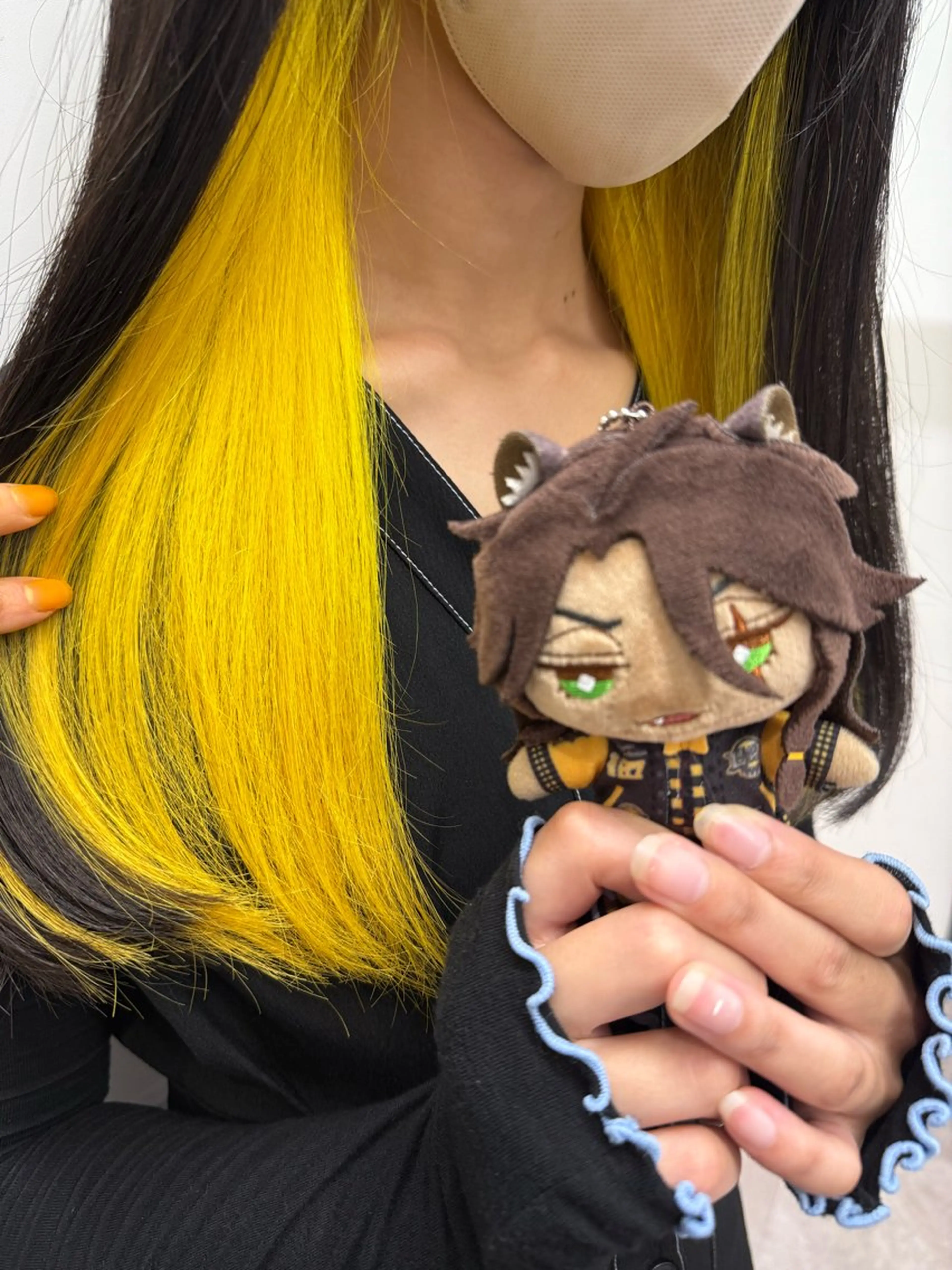 ミディアム カラー ブリーチ ケアブリーチ ダブルカラー インナーカラー イエローカラー ヘアカラー インナーカラー/推し ウルフ/アニメカラーのヘアスタイル