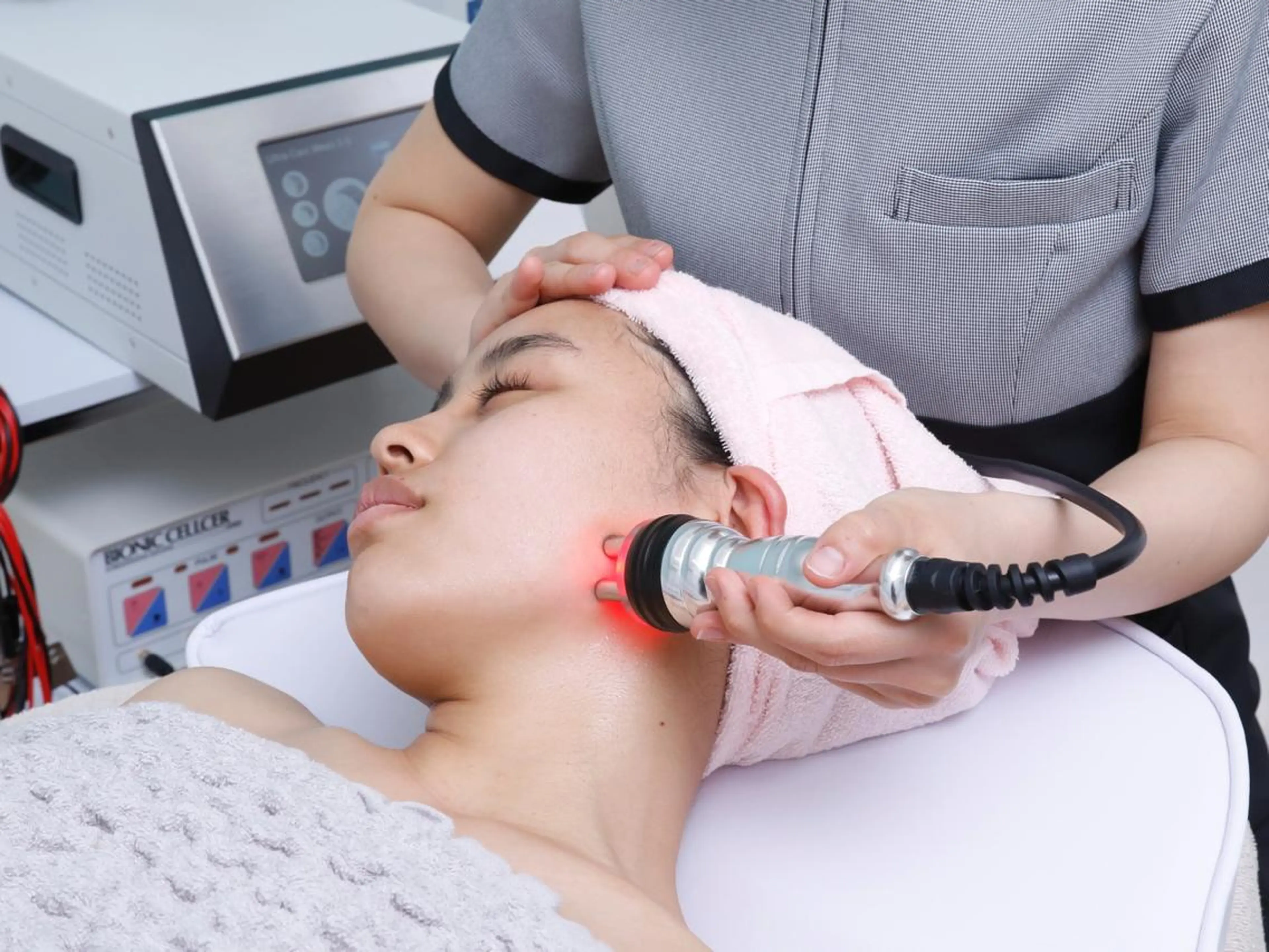 【瞬間小顔・顔筋リフト】ほうれい線・たるみ・シワ改善小顔造形リンパ¥7600の写真