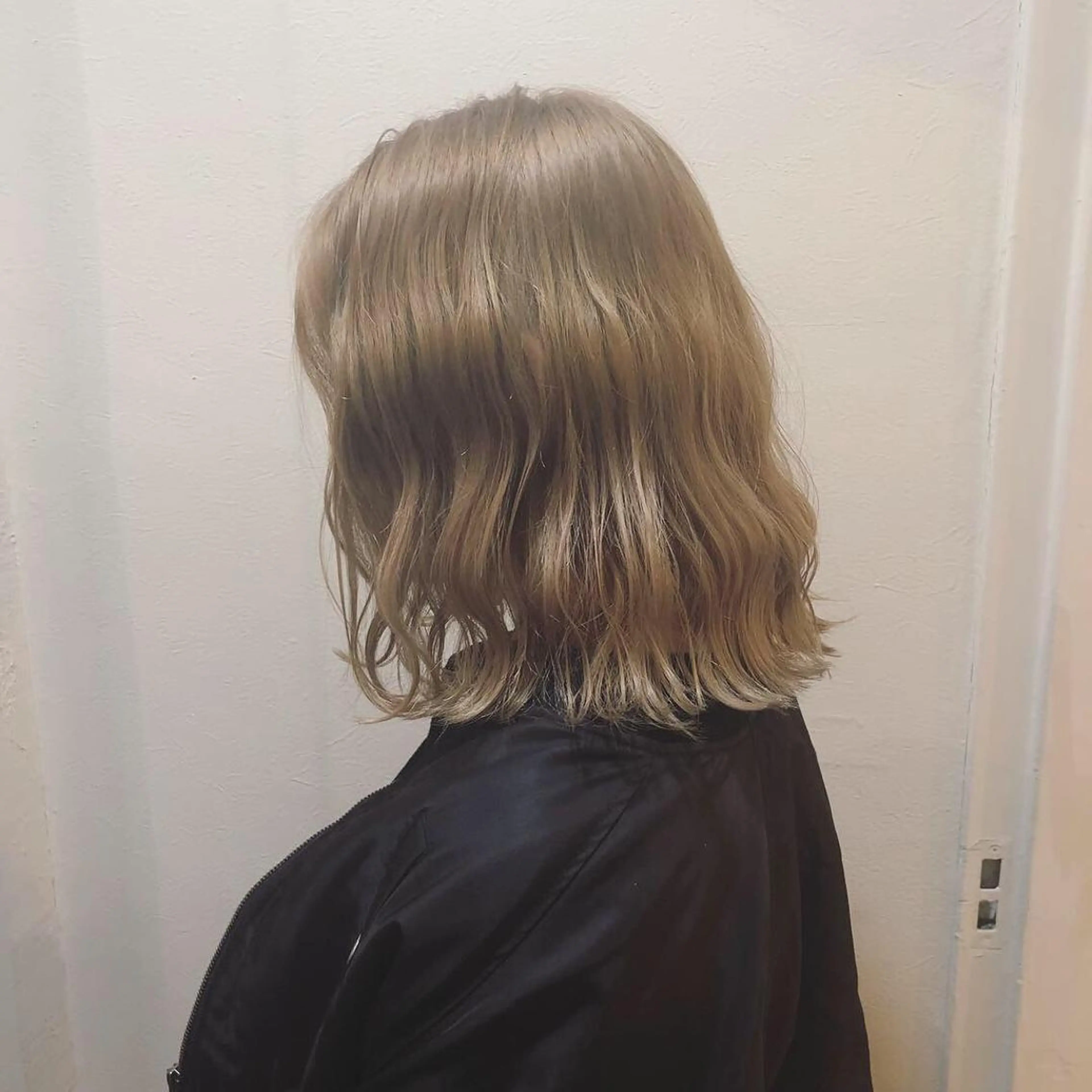 ミディアム カラー ヘアアレンジ ベージュカラー ハイトーンカラー ハイトーンベージュ ボブ yuki hair所属・yuki watanabeのヘアスタイル