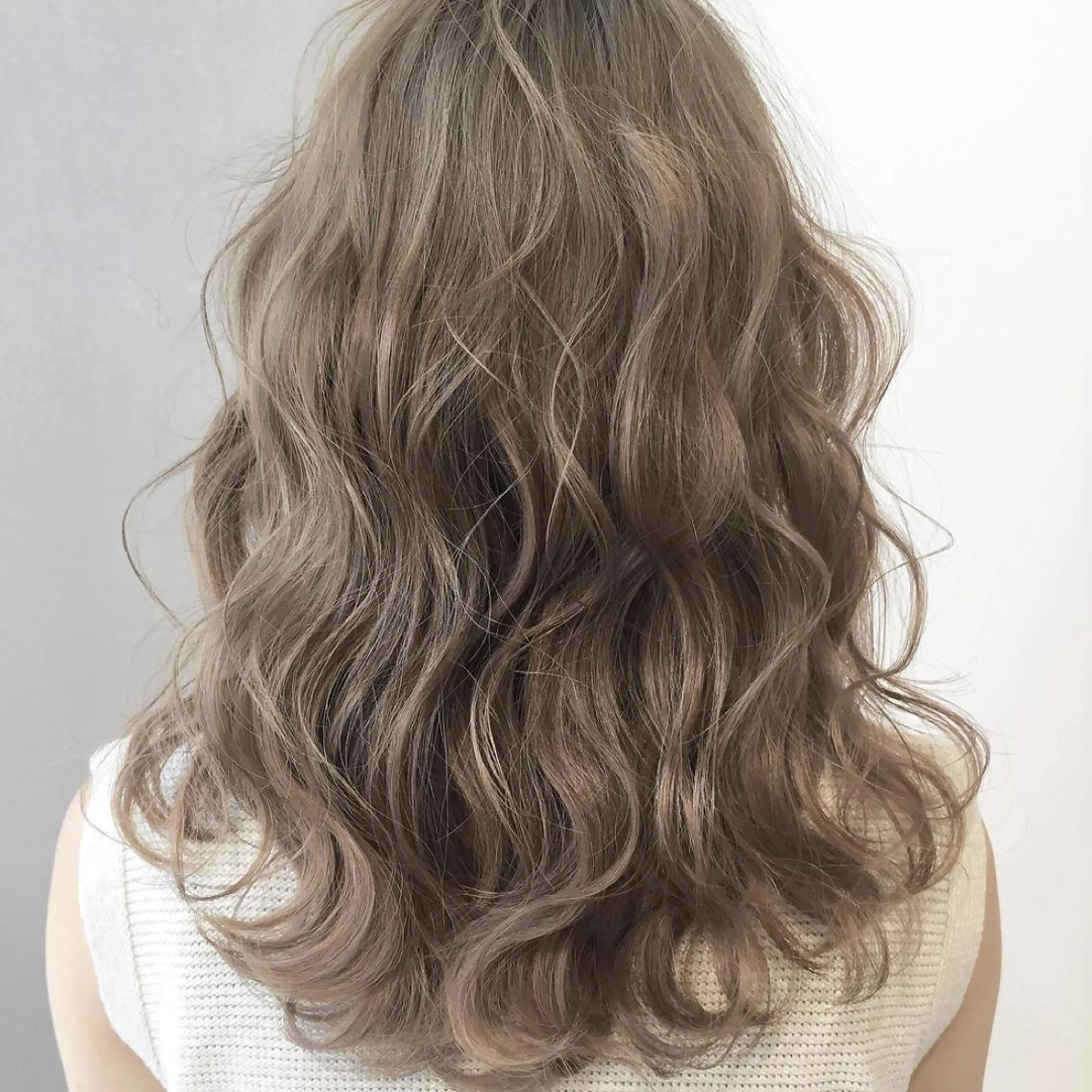 セミロング カラー ヘアアレンジ ベージュカラー ミルキーベージュ 髪質改善land千葉所属・阿部 圭悟のヘアスタイル