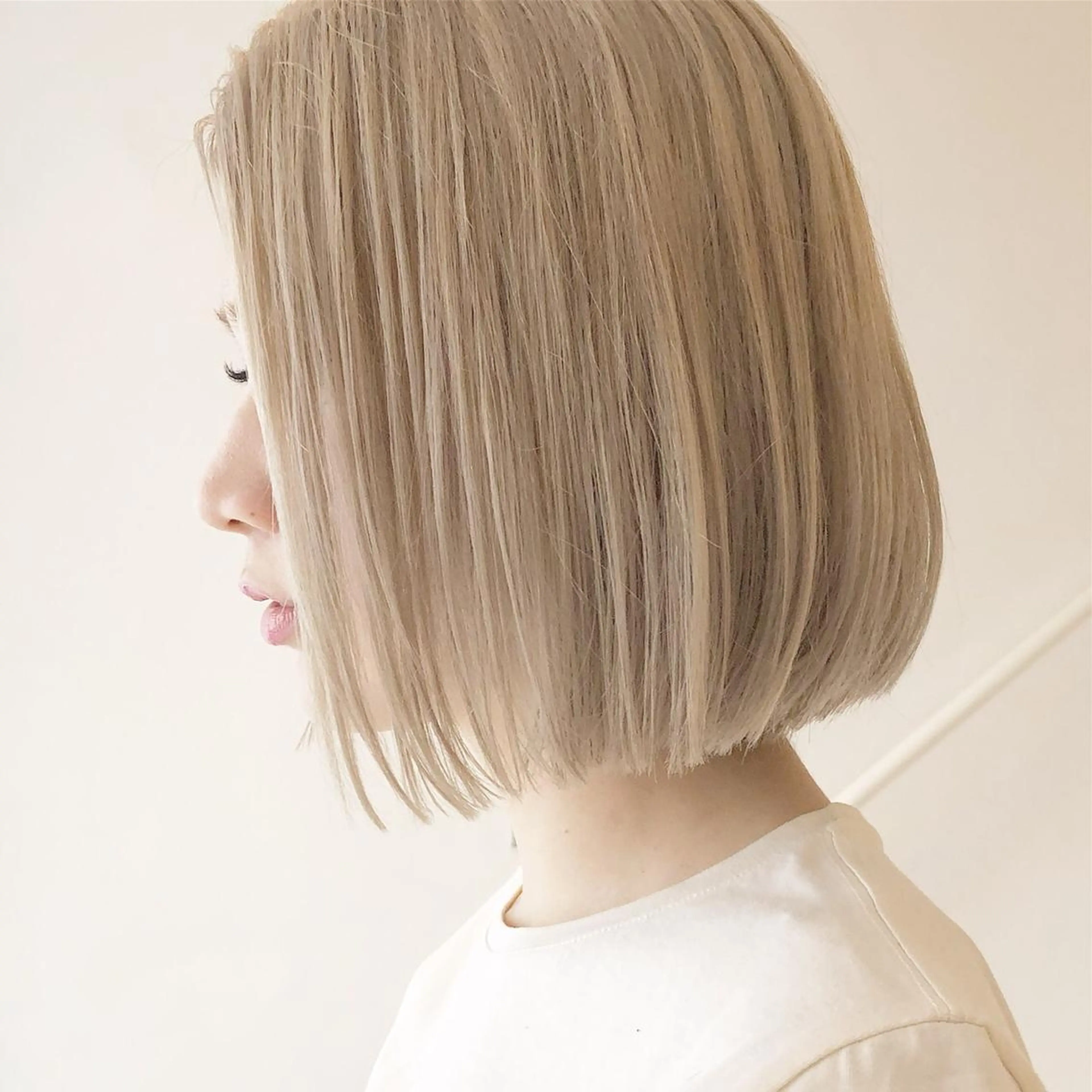 ショート カラー ブリーチ ブロンド シロ ⭐︎のヘアスタイル