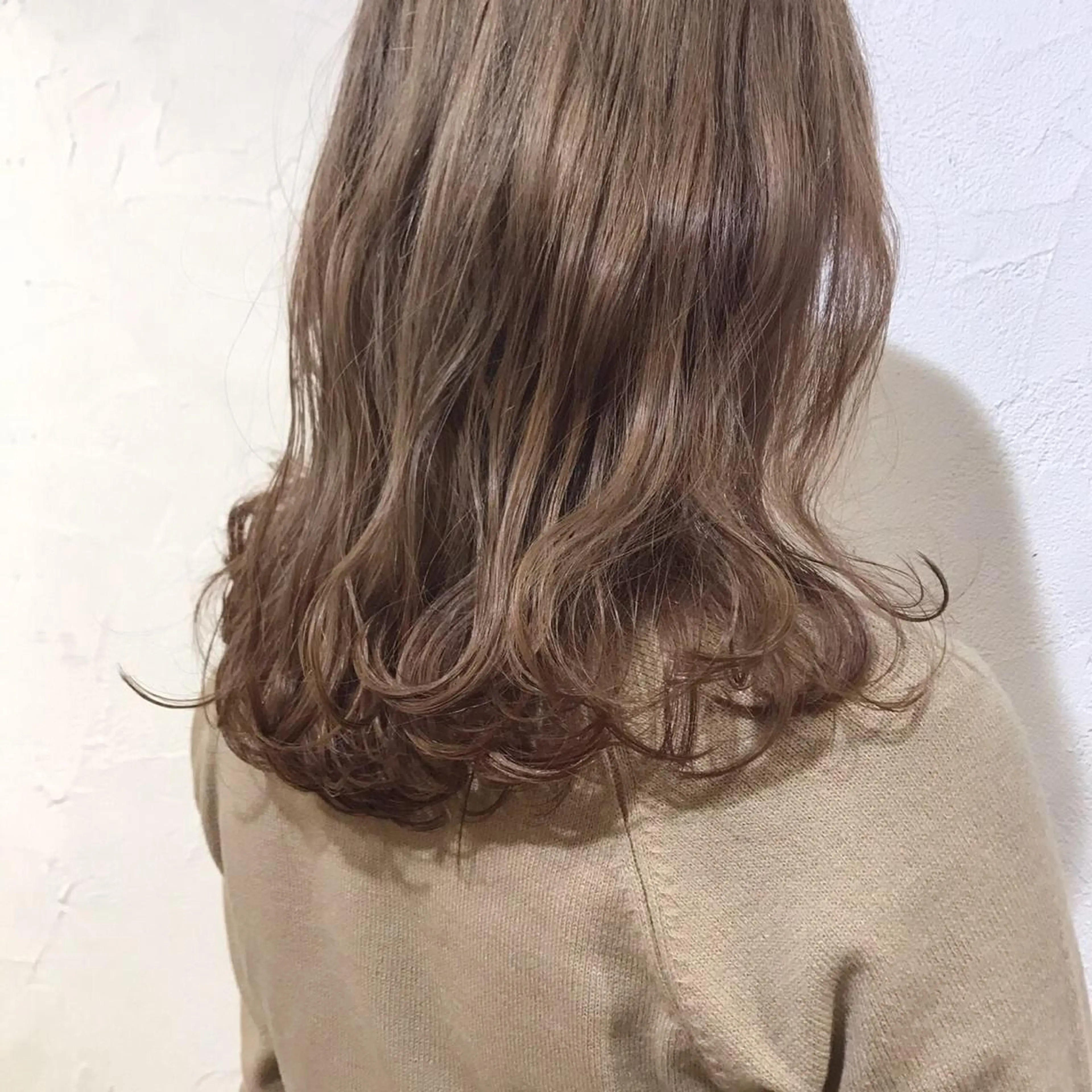 セミロング アッシュ ヘアカラー CUORE クオーレのヘアスタイル