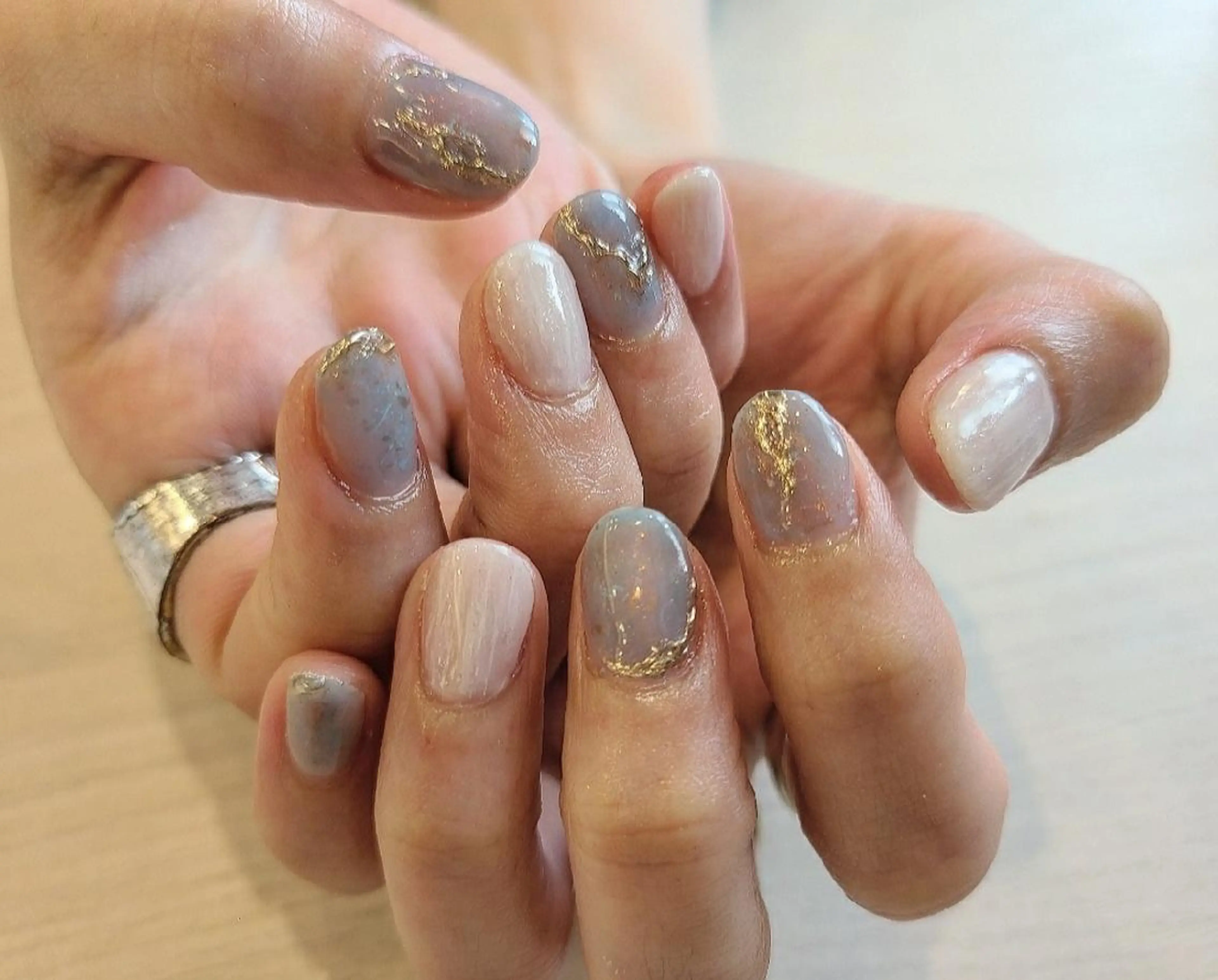 ネイル ブルー ニュアンスネイル ハンドネイル 関口 友菜のヘアスタイル