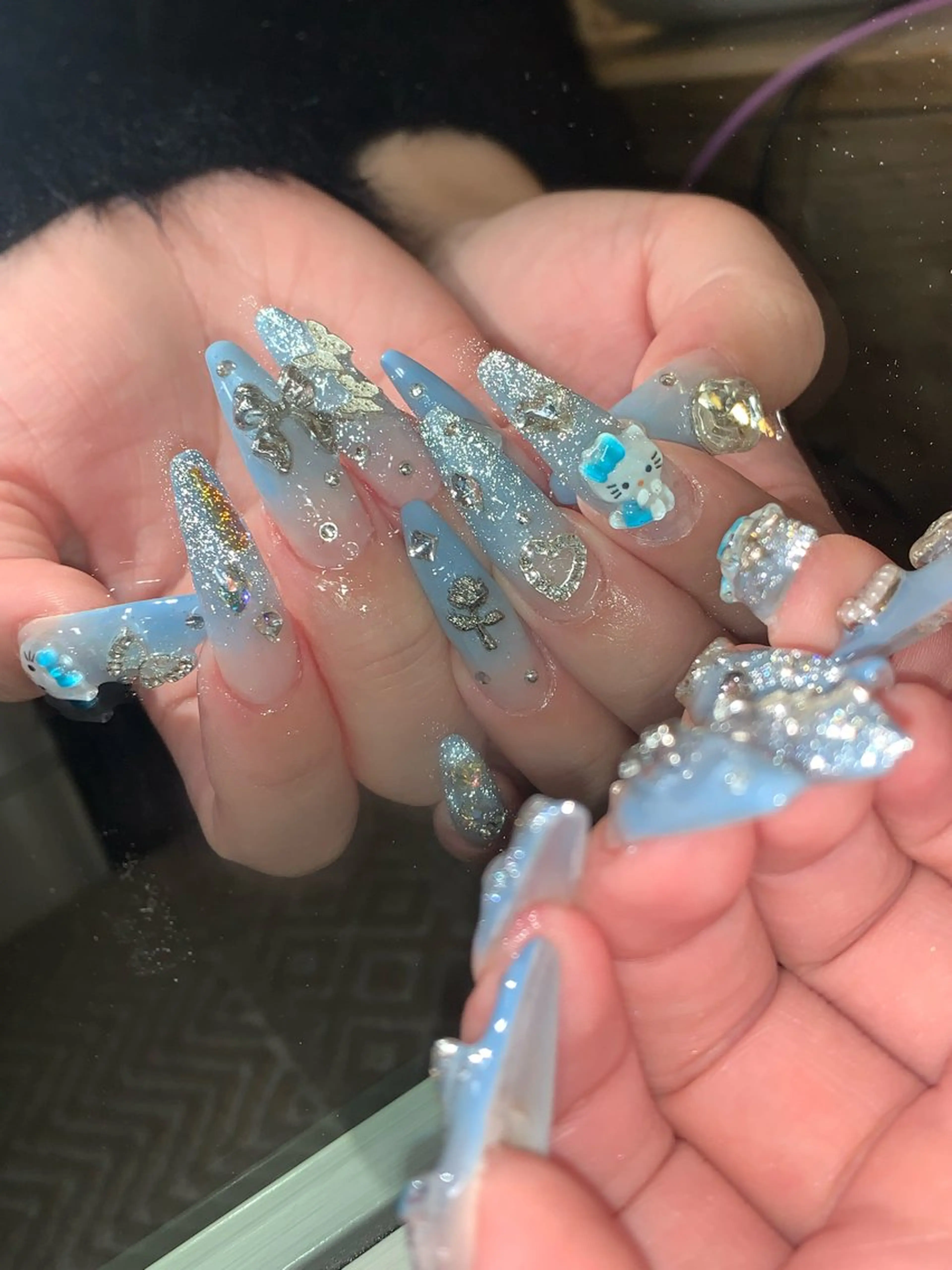 ネイル フラッシュネイル キラキラネイル 水色 ハンドネイル NES NAIL所属・さゆり￤推しキャラ ￤ロングネイル🩷のネイルデザイン