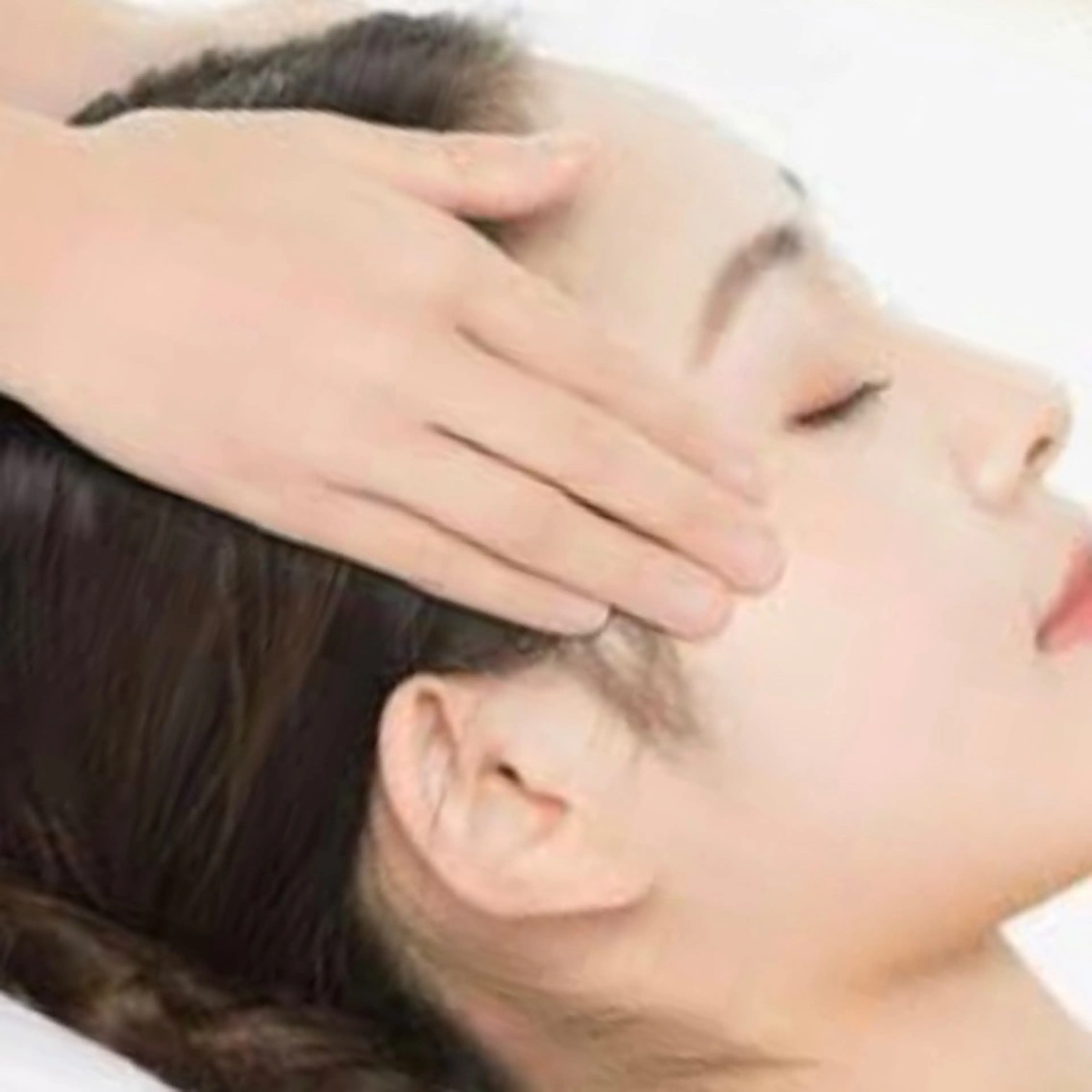 お試し価格のスパメニュー💆🏻‍♀️アイマッサージ✨目周りの浮腫み撃退！目の印象が更に華やかに♪の写真