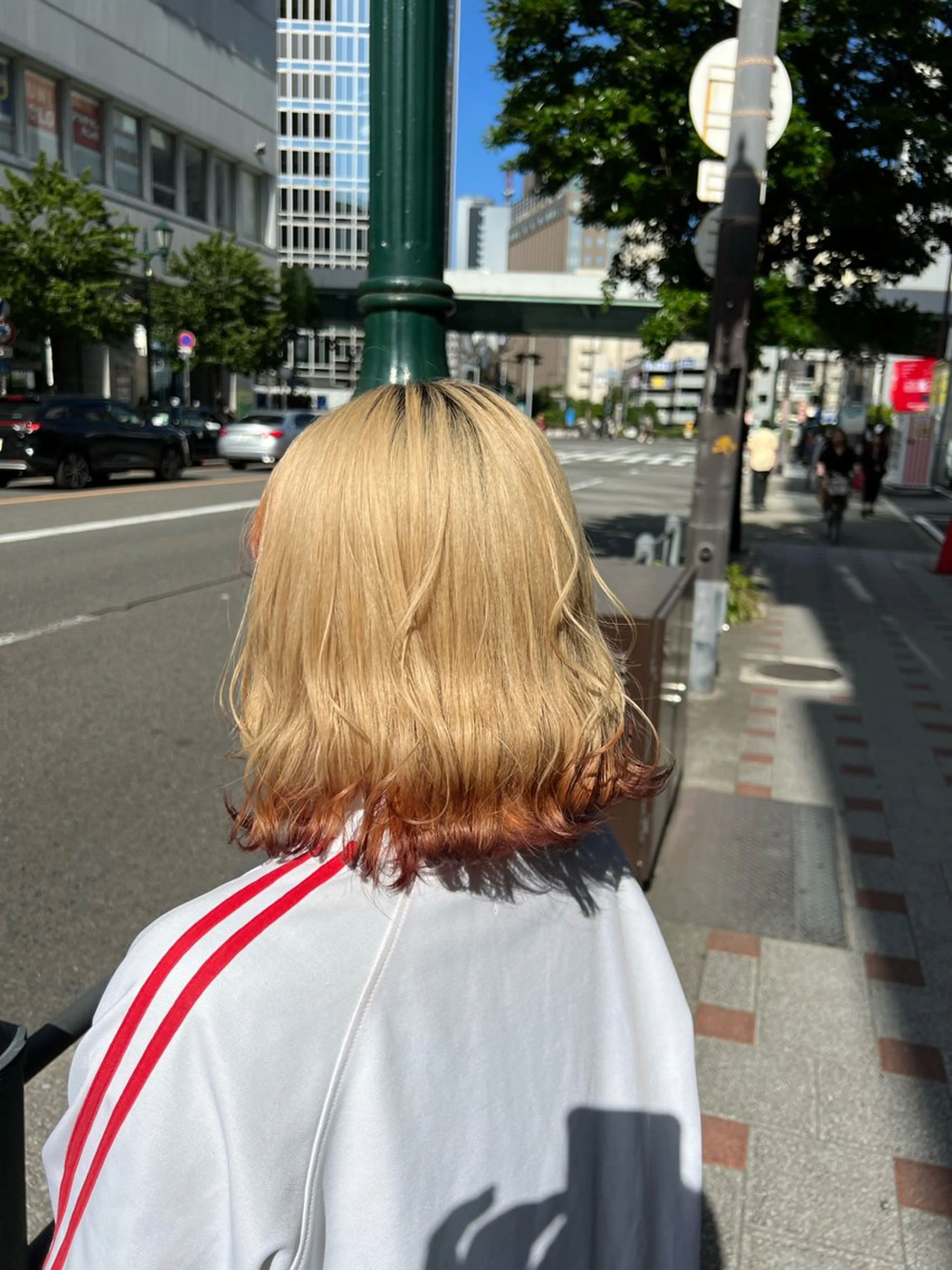 カラー 抜きっぱなしブロンド デザインカラー はなえ/ブリーチ/複 雑履歴修正のヘアスタイル