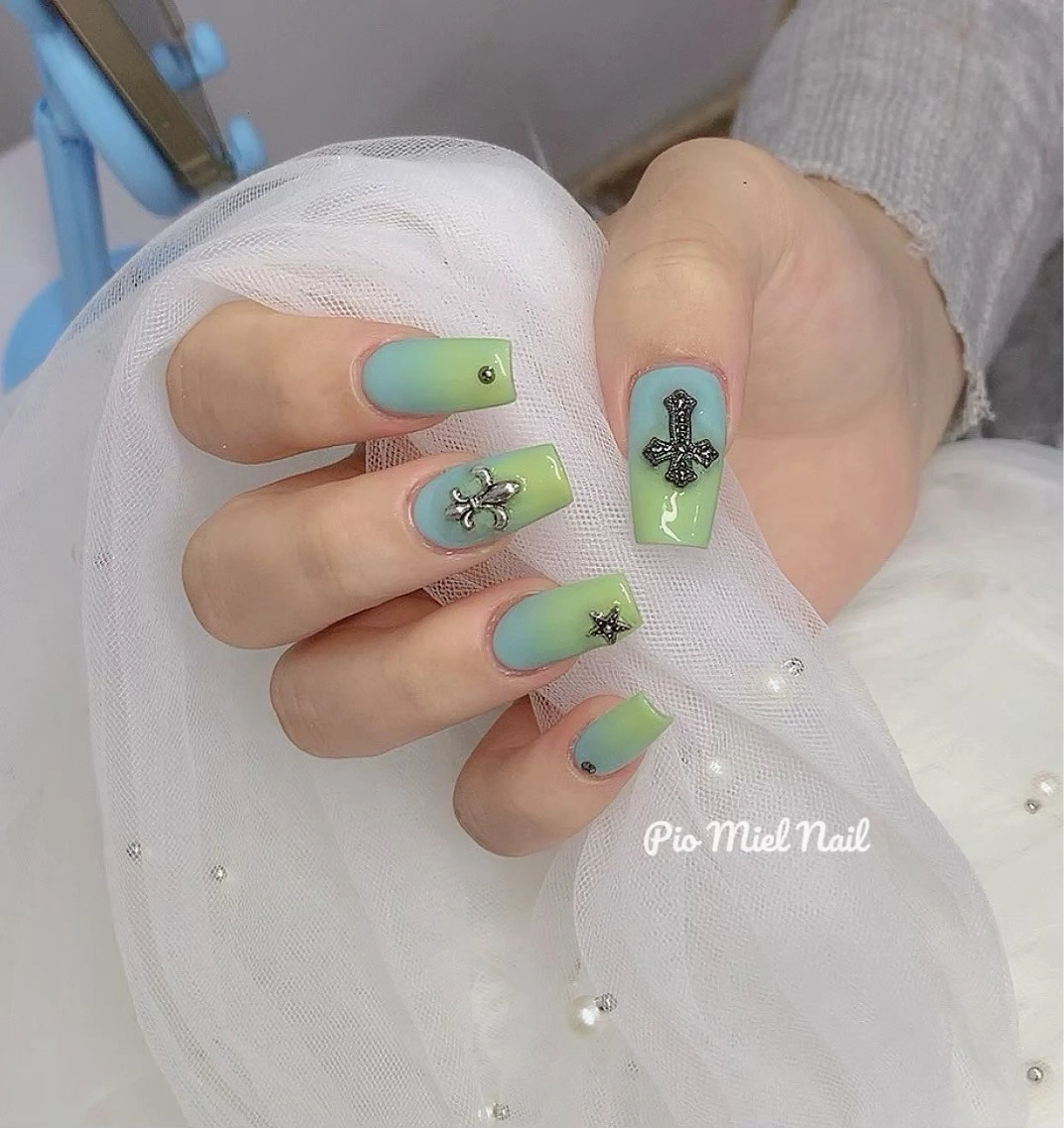 ネイル ジェルネイル グラデーション グリーン ニュアンスネイル パラジェル ハンドネイル momo 長さだしのネイルデザイン