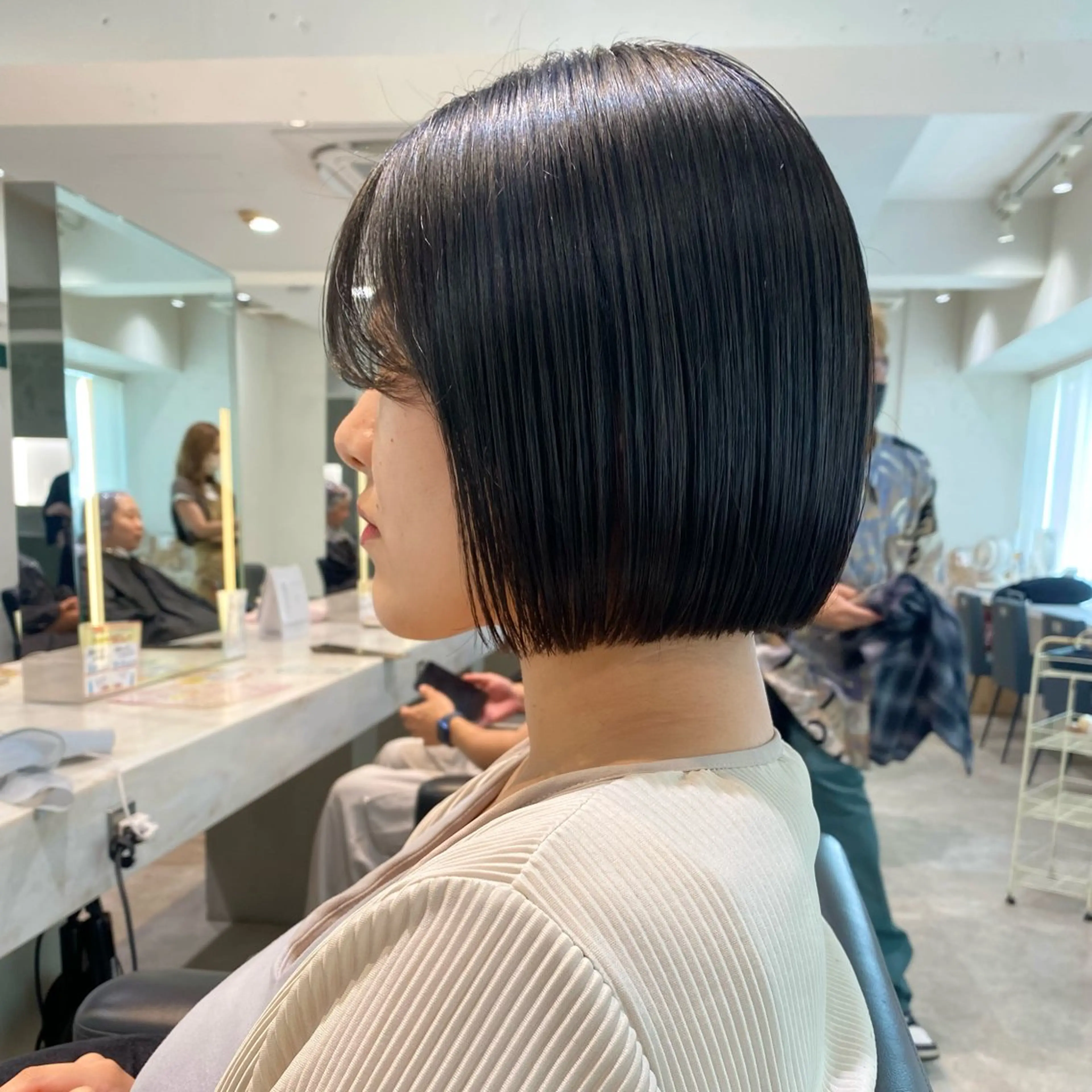 ショート ボブ カット 縮毛矯正 トリートメント ハイトーン/ブリーチ 似合せカット/パーマのヘアスタイル