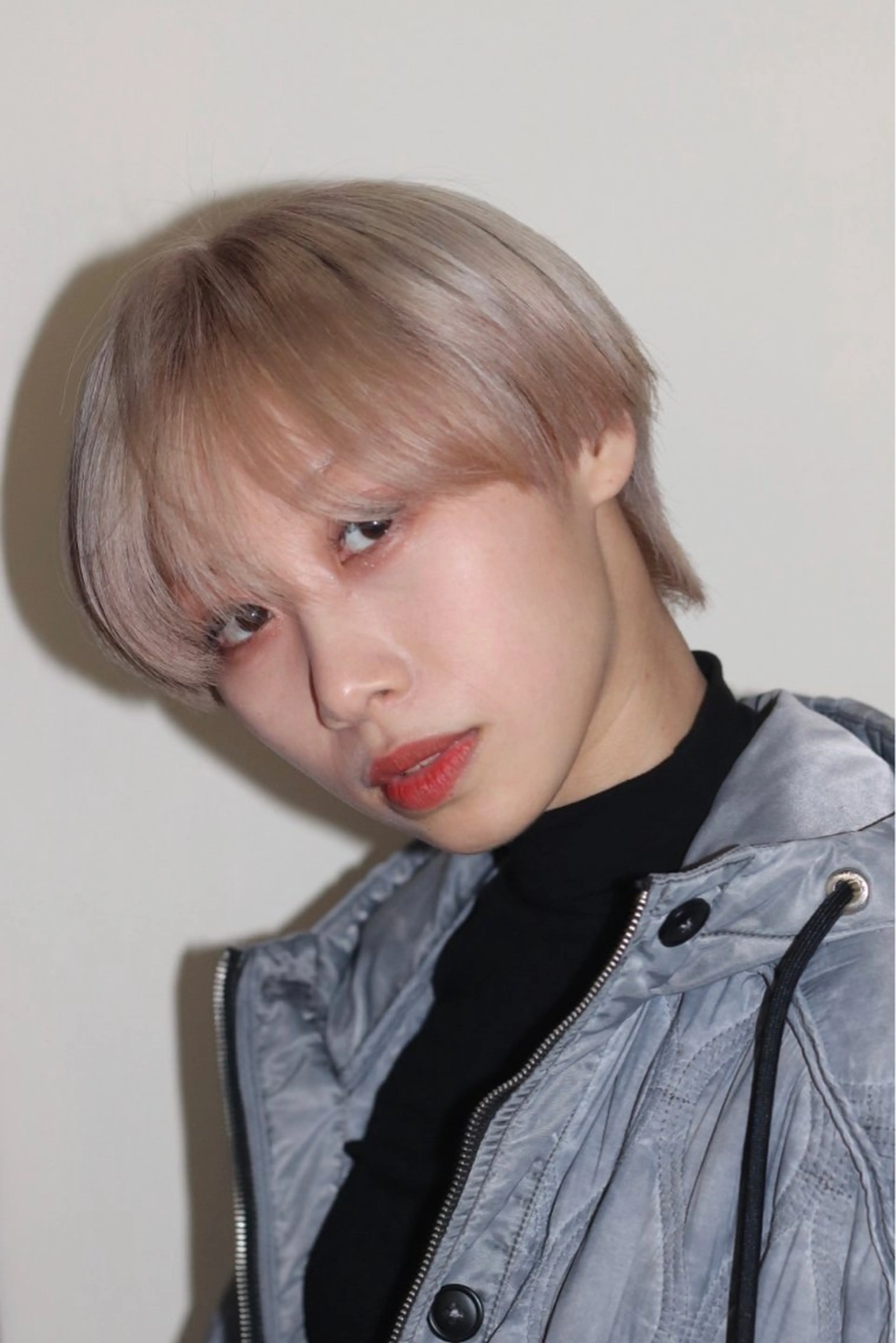 ショート カラー ベージュカラー ブリーチ ダブルカラー シルバー boucle所属・浅岡 昭汰のヘアスタイル