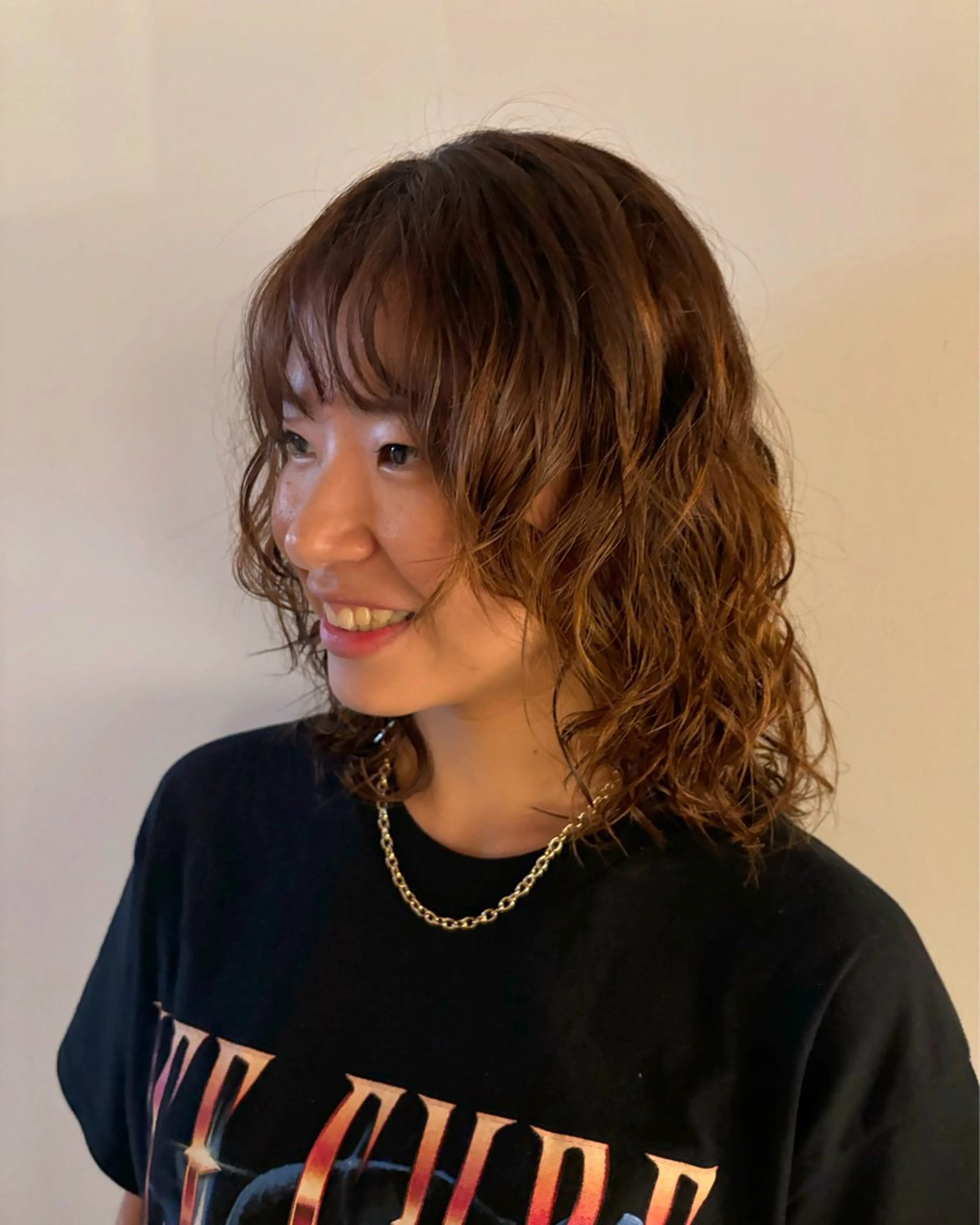 ミディアム ウシロダ メグミのヘアスタイル