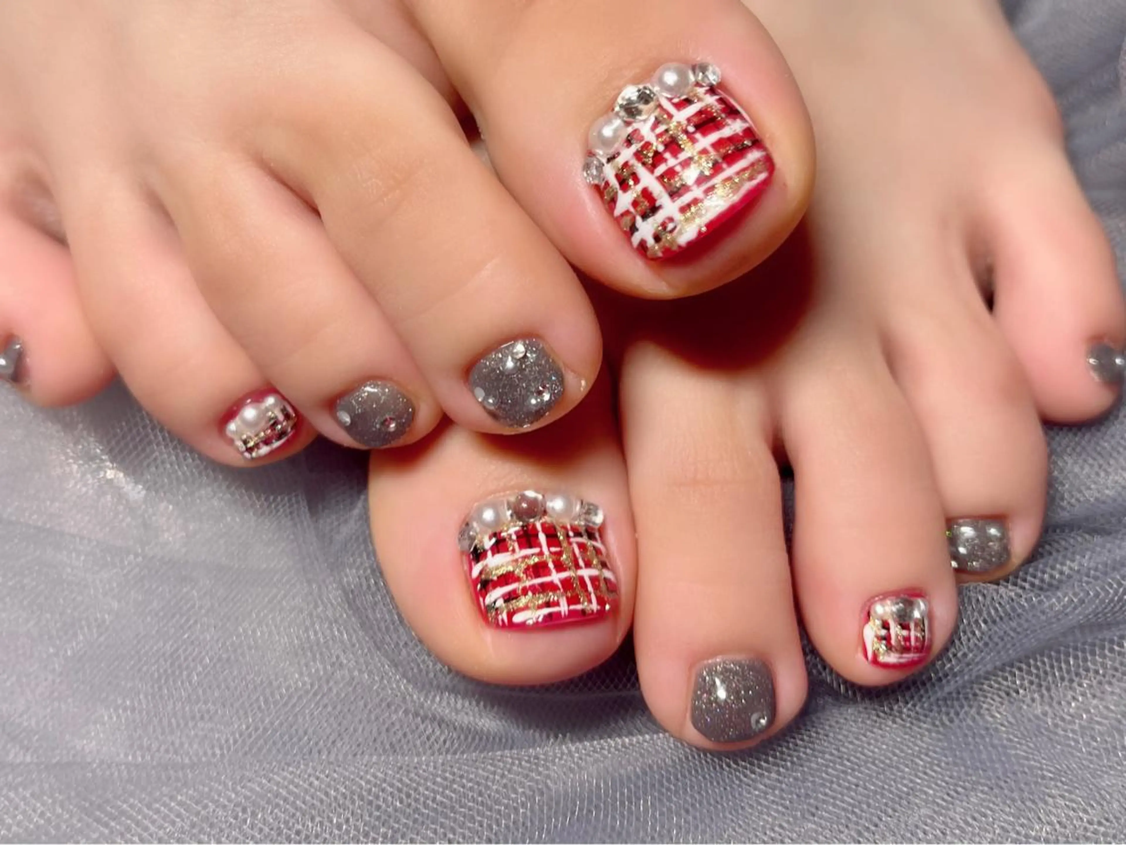 ネイル キラキラネイル ラメ(グリッター) 赤色 ツイードネイル フットネイル KURELLY所属・Nail Salon KURELLYのネイルデザイン