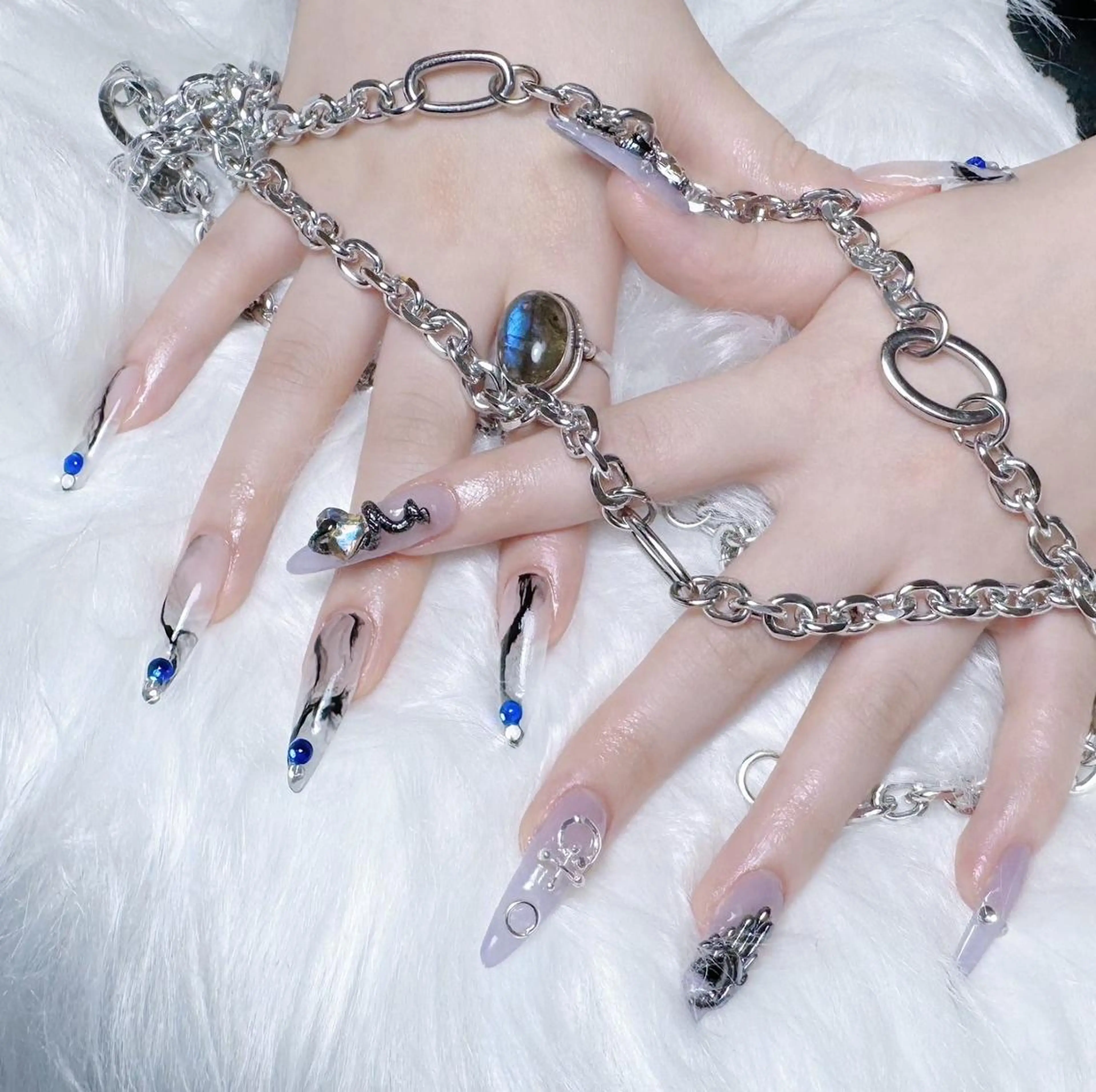 ネイル RAFFINE 月🦋🩵のネイルデザイン