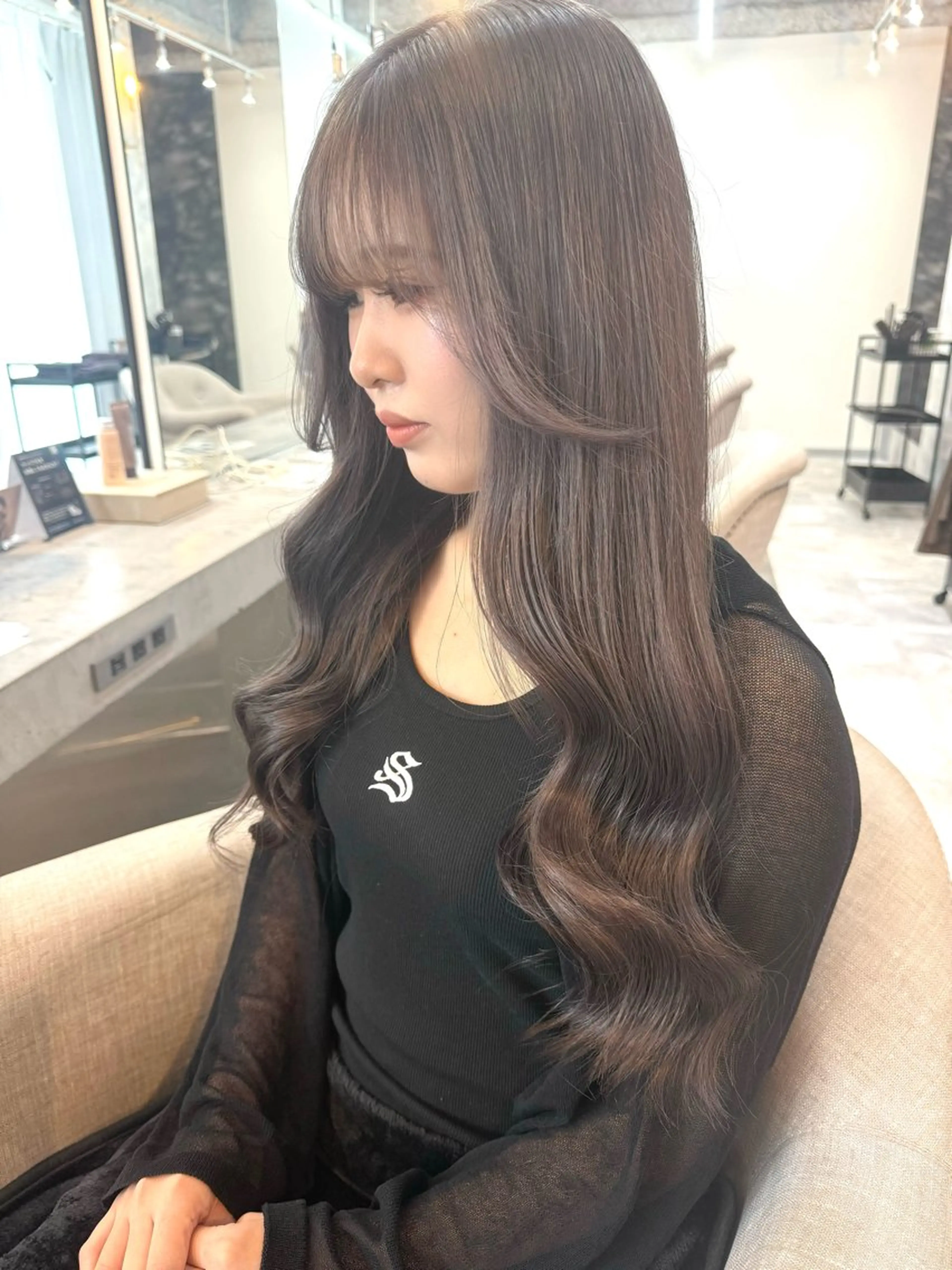 ロング ラベンダーベージュ 学生 韓国風ヘア ヘアカラー 🦋ami/浦和 ブリーチカラー🦋のヘアスタイル