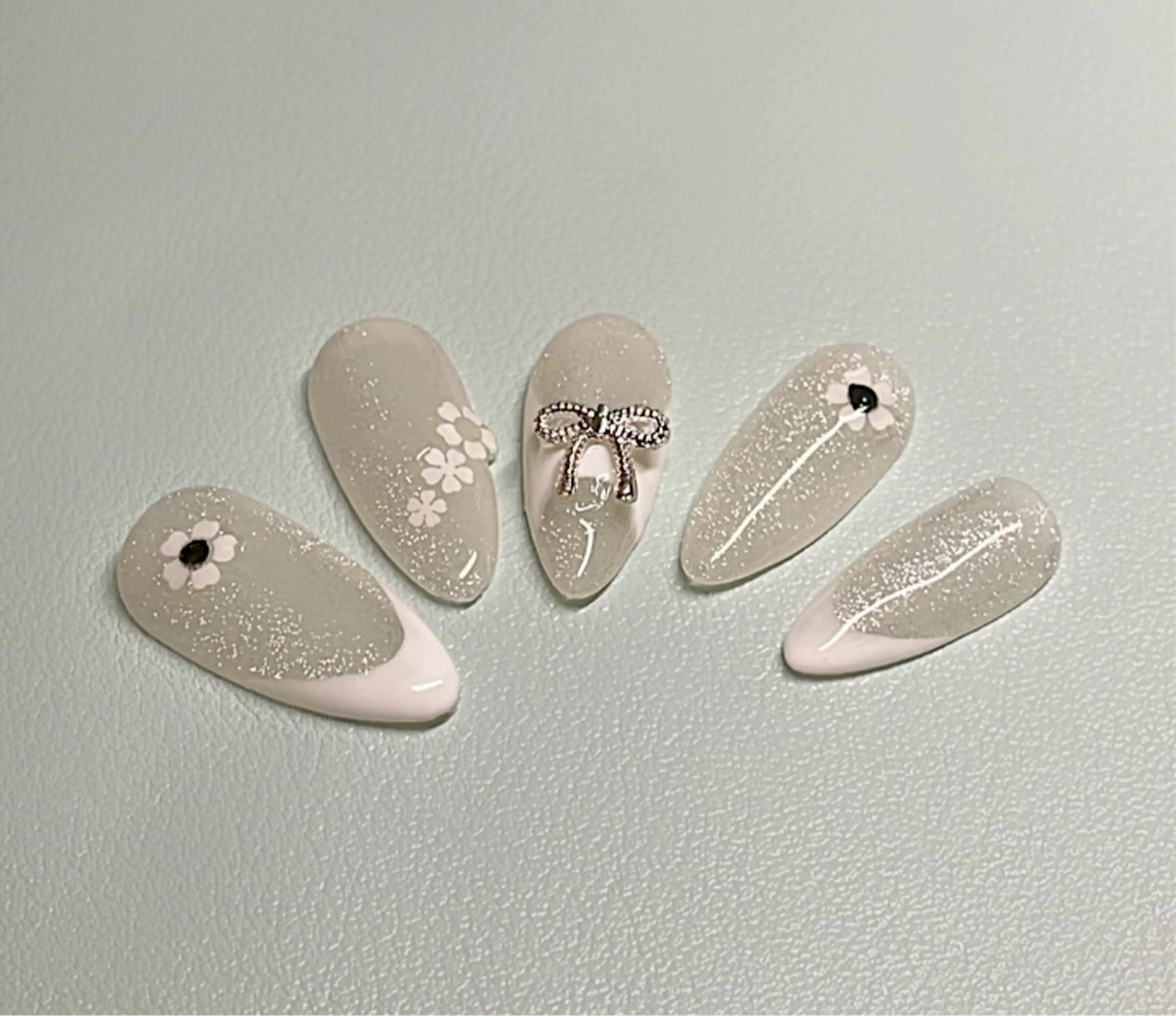 ワンカラー＋マグネット（キャッツアイ）＋フレンチ＋シンプルデザイン他店ジェルオフ：＋500円の写真