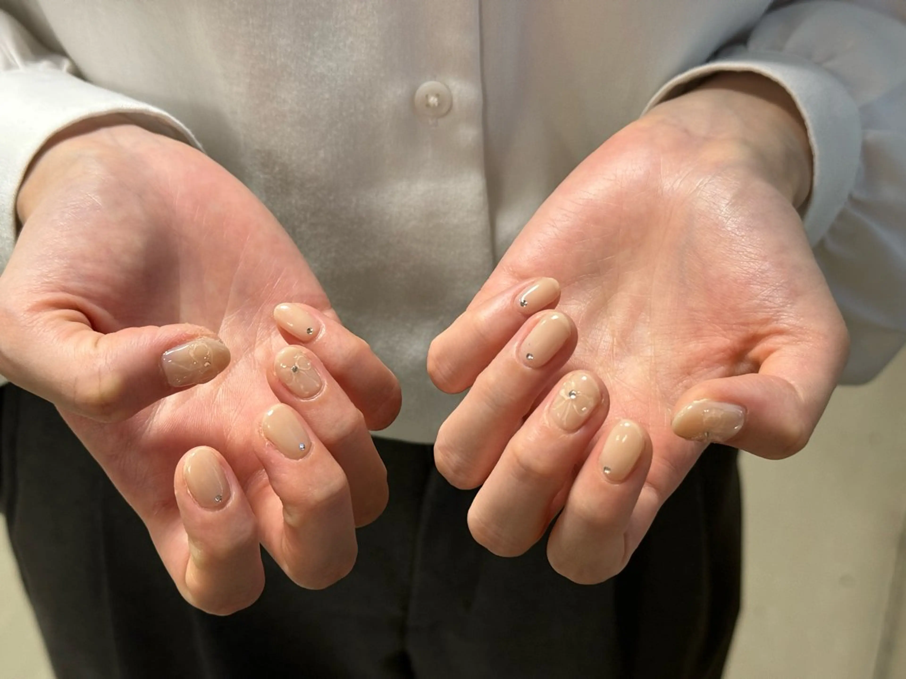 ネイル ジェルネイル 持ち込み パラジェル リボン シンプルネイル MONICA KARENのネイルデザイン