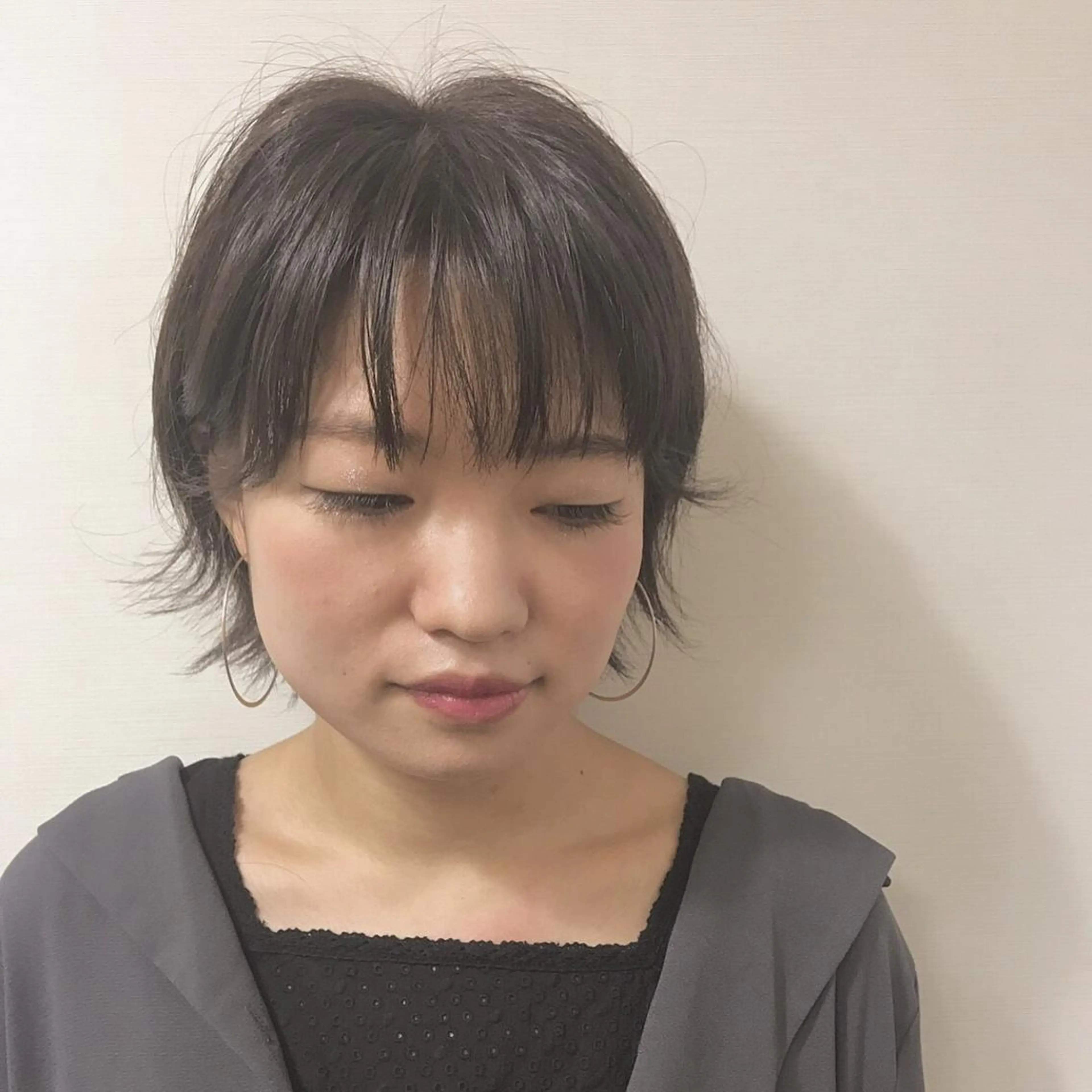 ショート カラー パーマ 前下がりボブ アッシュ ベージュカラー 黒髪 ブルーカラー 三橋 和希のヘアスタイル