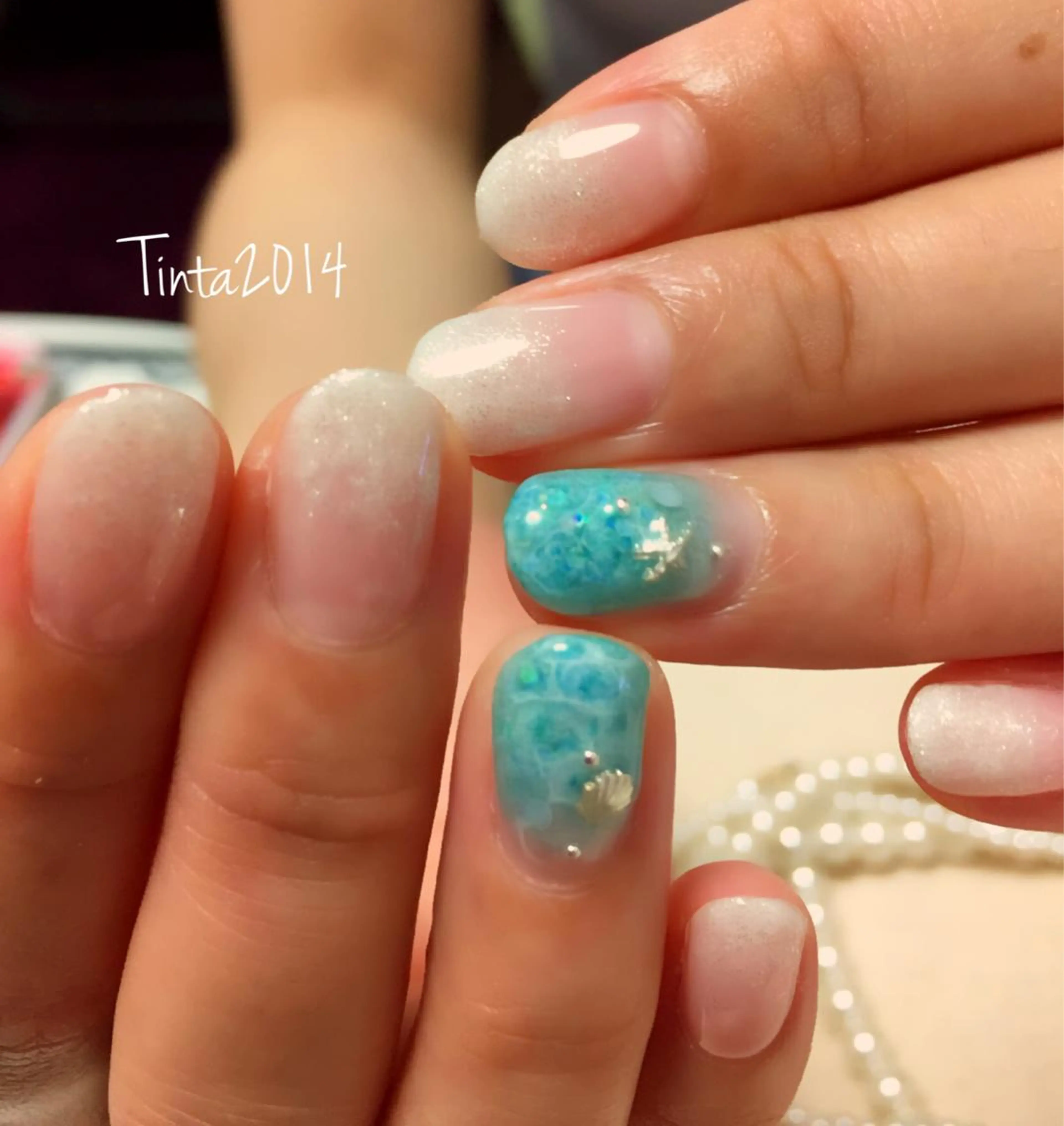 ネイル アートネイル グラデーション シルバー ホワイト ネイルサロン ティンタ所属・馬場 典子のネイルデザイン